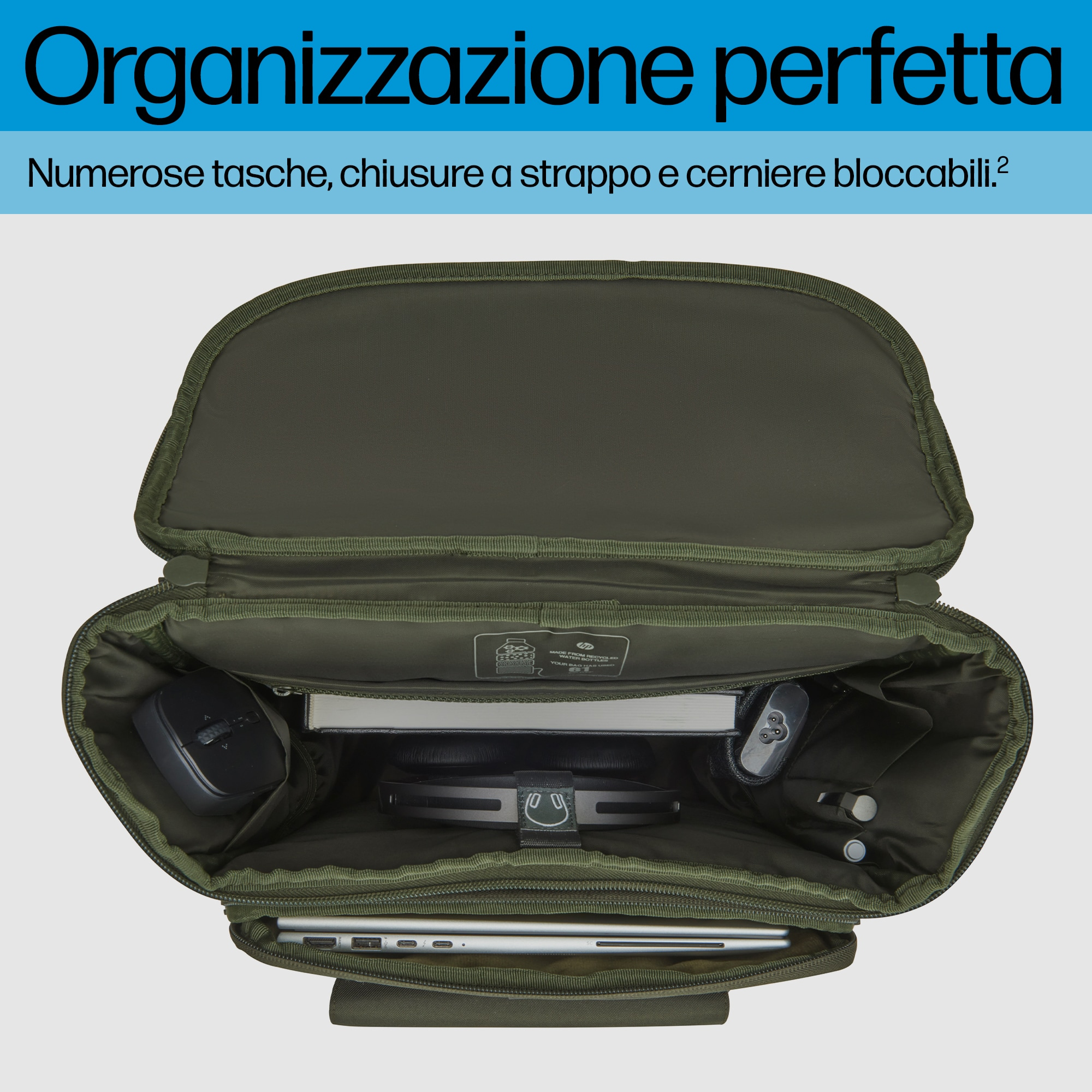 Zaino verde aperto con più tasche contenenti accessori tecnologici e un laptop.