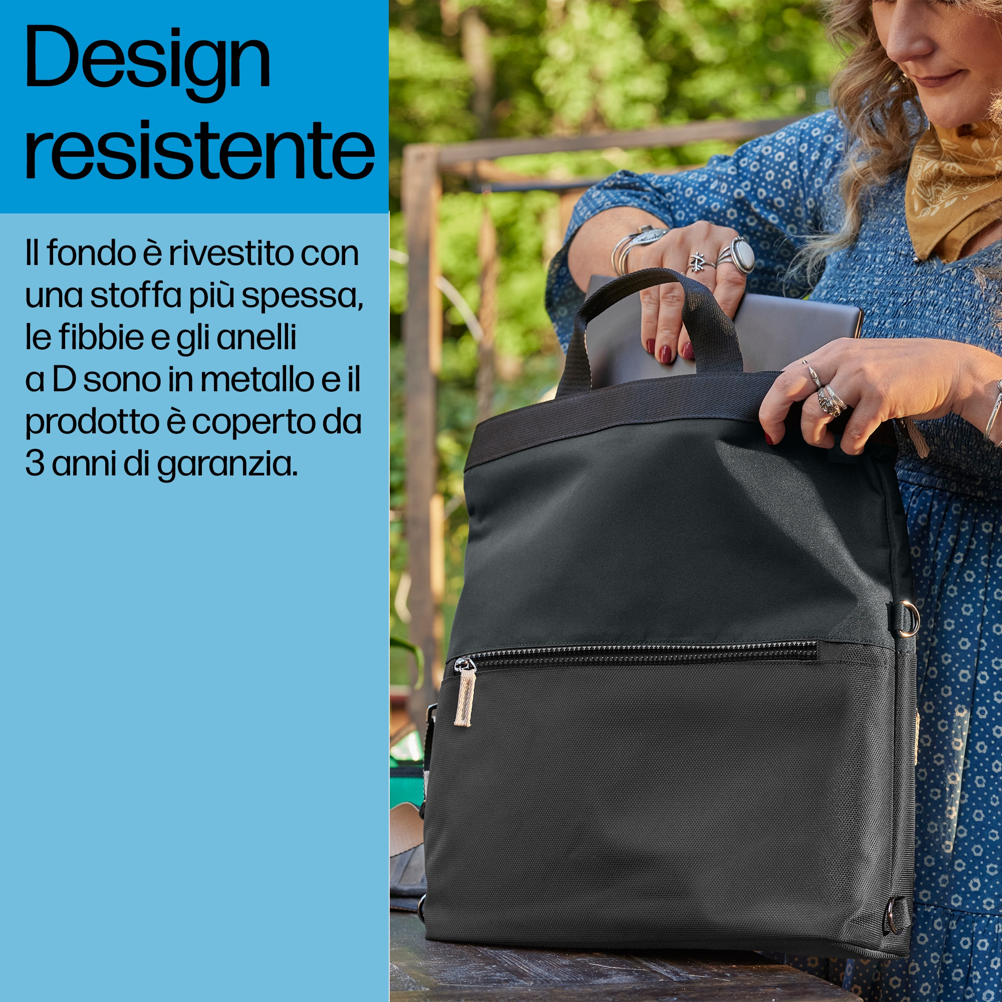 Donna che apre uno zaino nero. Testo sovrapposto: 'Design resistente.' All'aperto con sfondo verde.