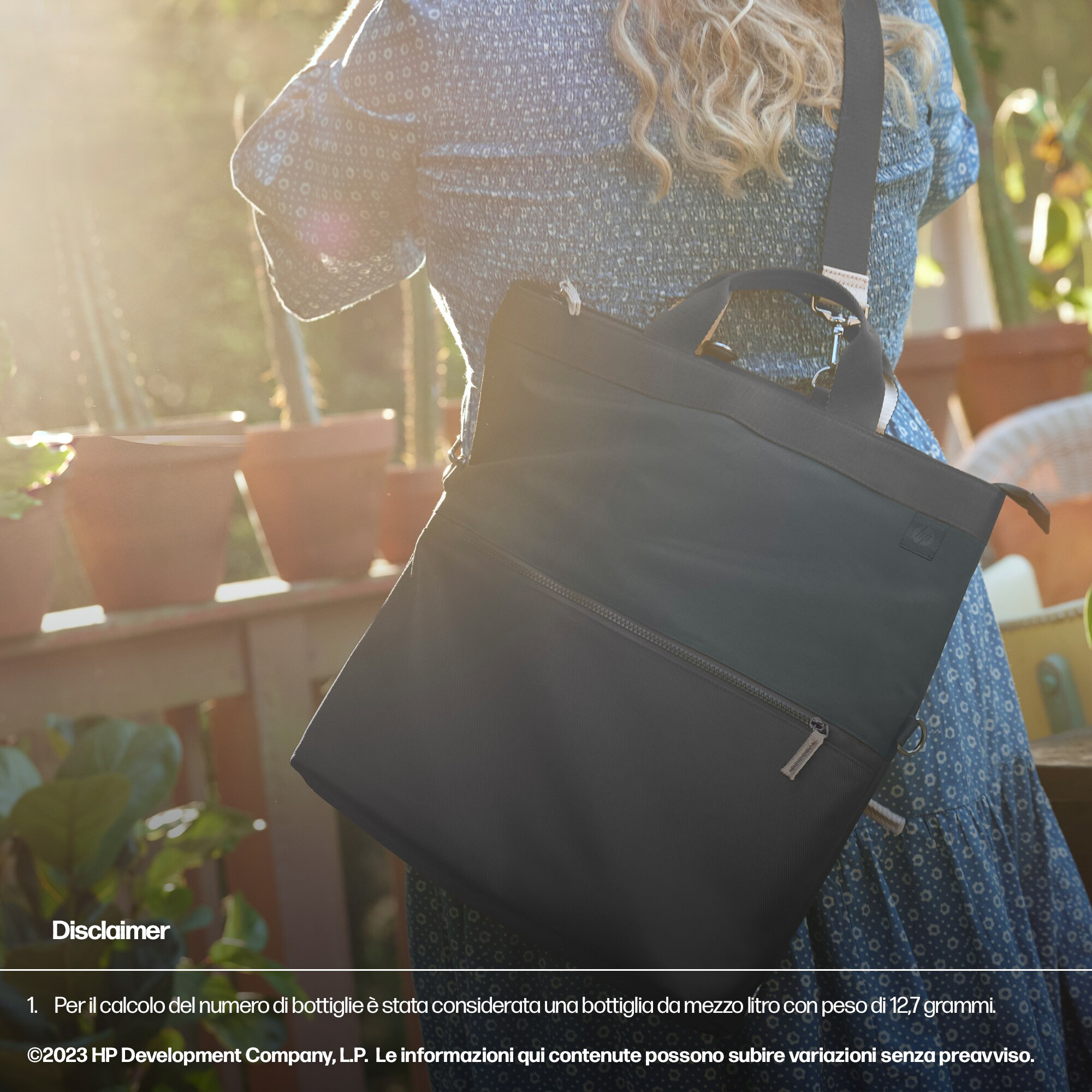 Donna con borsa, testo in italiano sotto. Ambiente esterno con piante, luce solare.