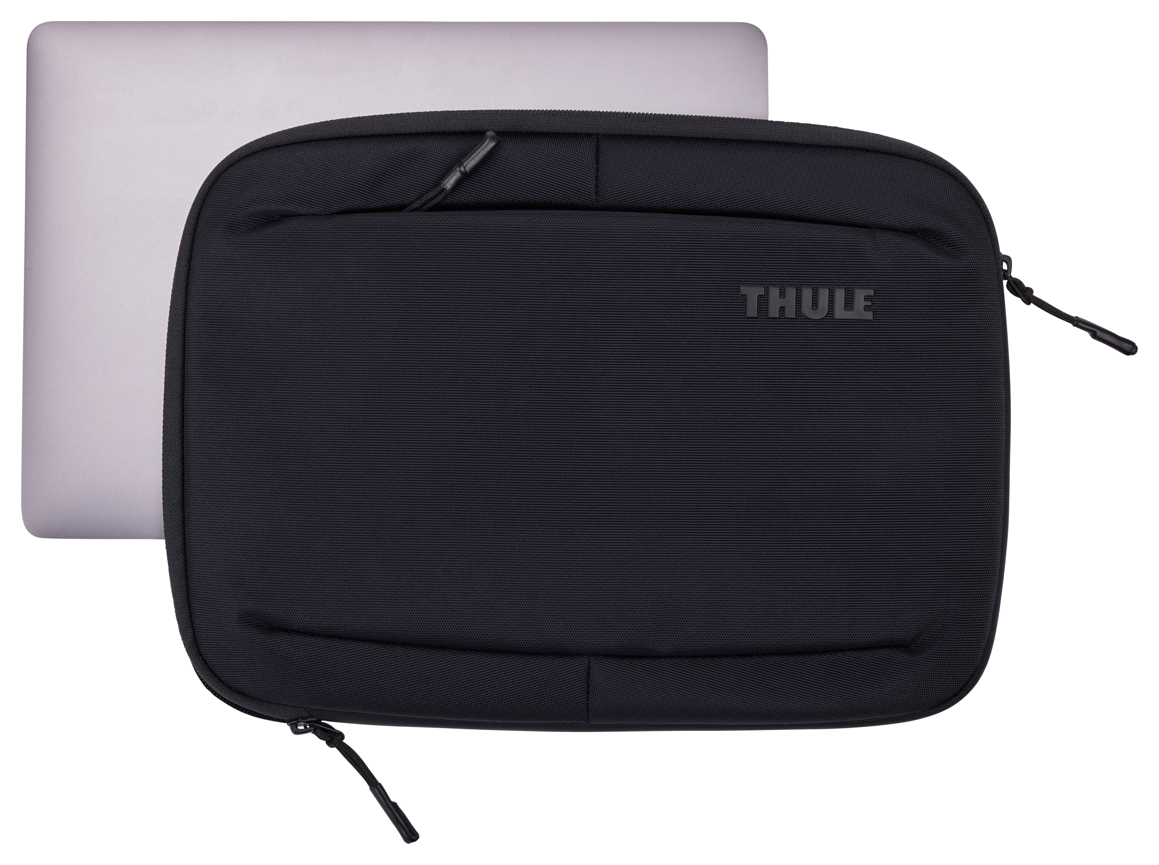 Un laptop all'interno di una custodia Thule nera, con una cerniera nera e un logo.