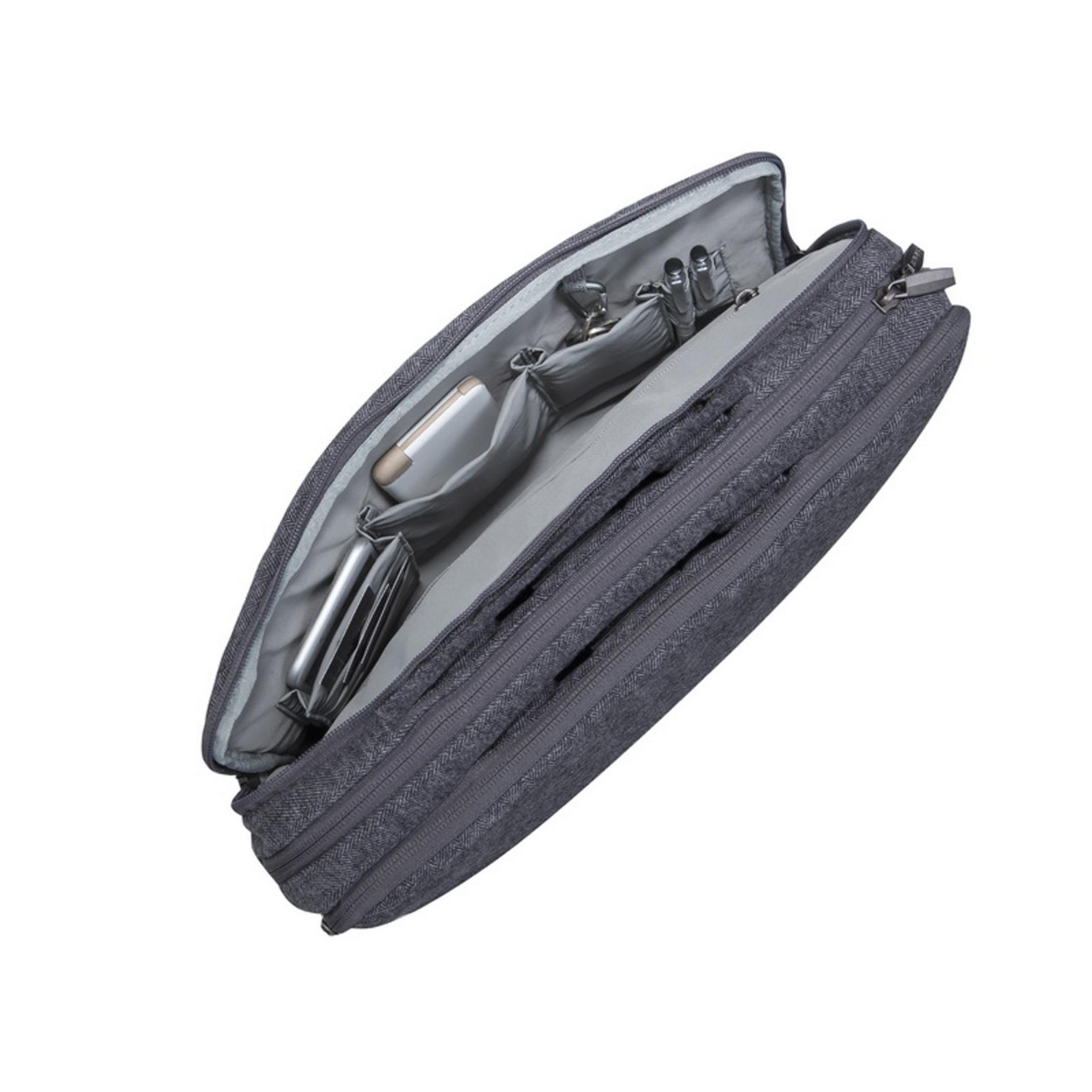 Borsa grigia aperta per laptop con vari oggetti all'interno. Contiene cuffie, penne e un piccolo dispositivo.