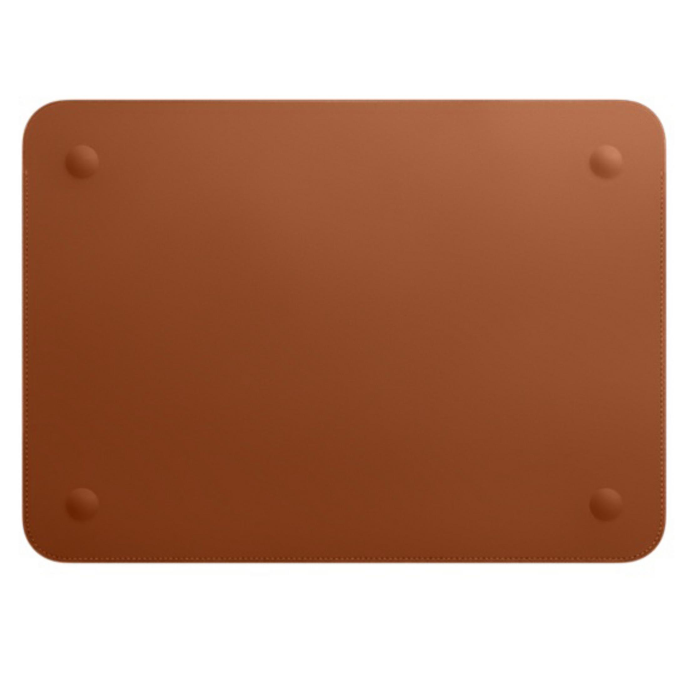 Eine braune Laptop-Hülle mit vier kleinen runden Füßen auf einer weißen Oberfläche.