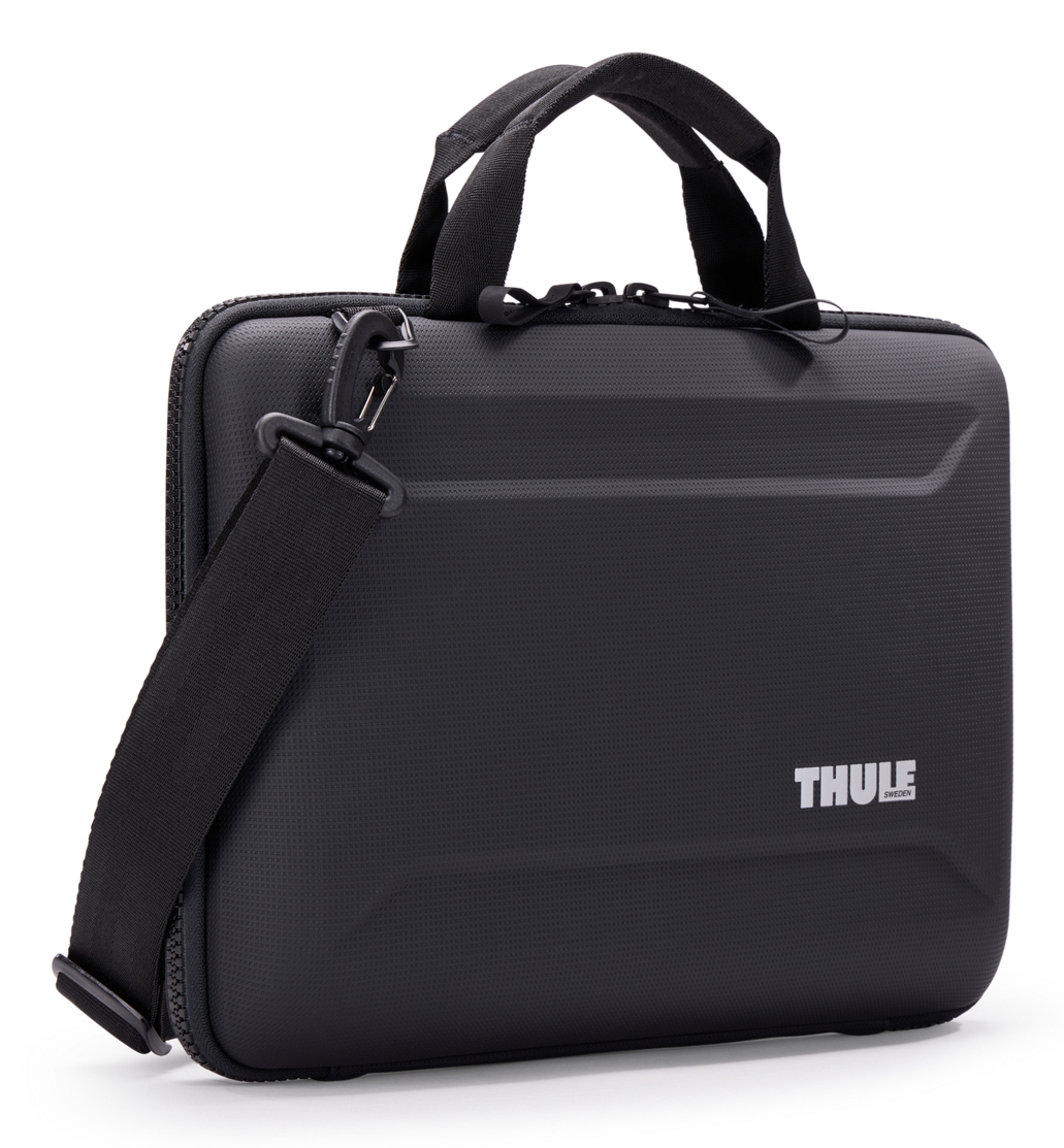Custodia nera per laptop con maniglia e tracolla. Il marchio è visibile.