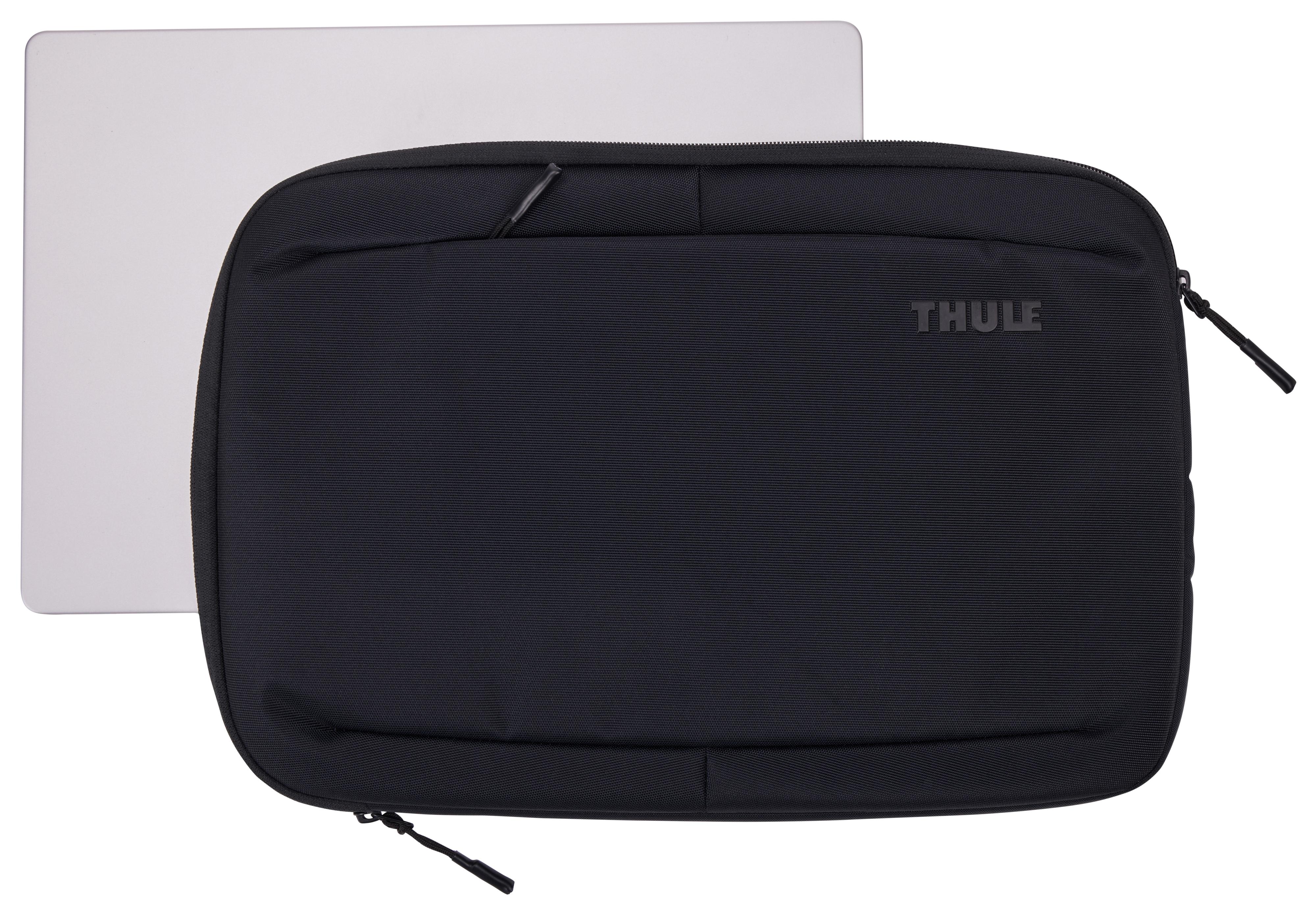Custodia nera per laptop con logo Thule, un laptop argentato dietro.