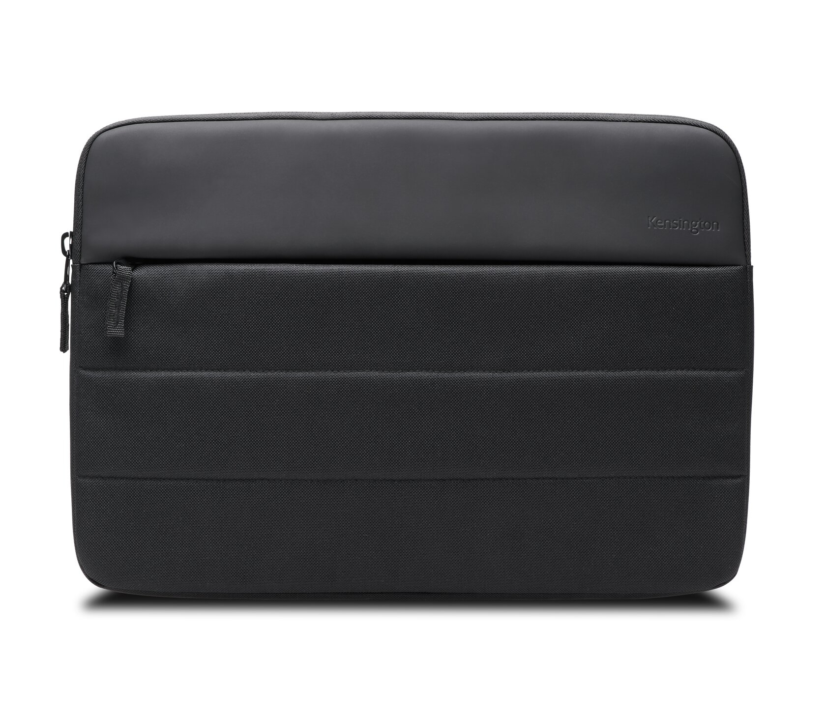Custodia per laptop Kensington nera con chiusura a zip e superficie strutturata.