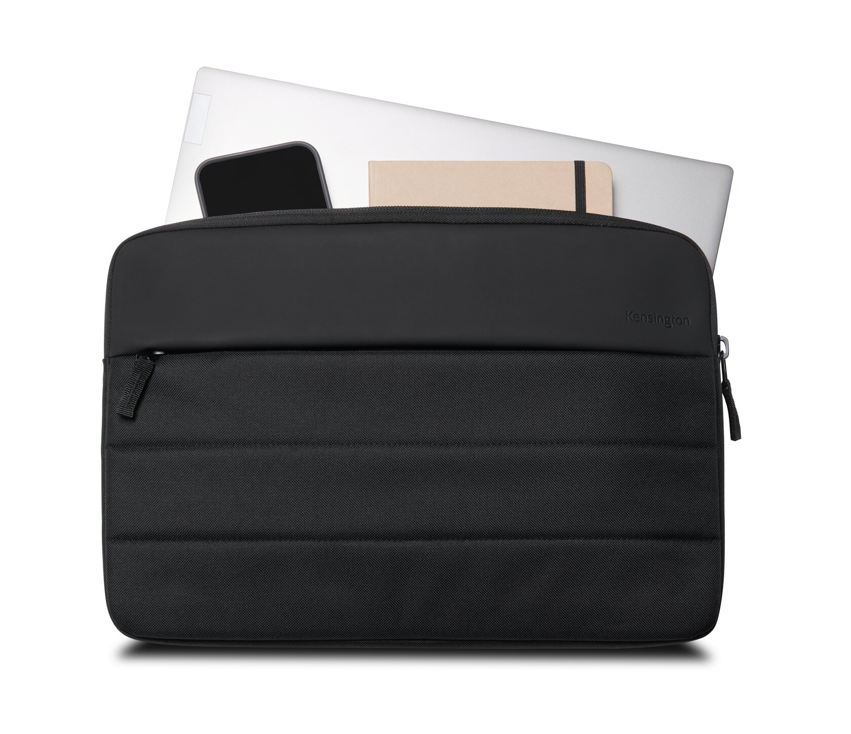 Custodia per laptop nera, aperta. Contiene un laptop, un telefono, un taccuino e una penna.
