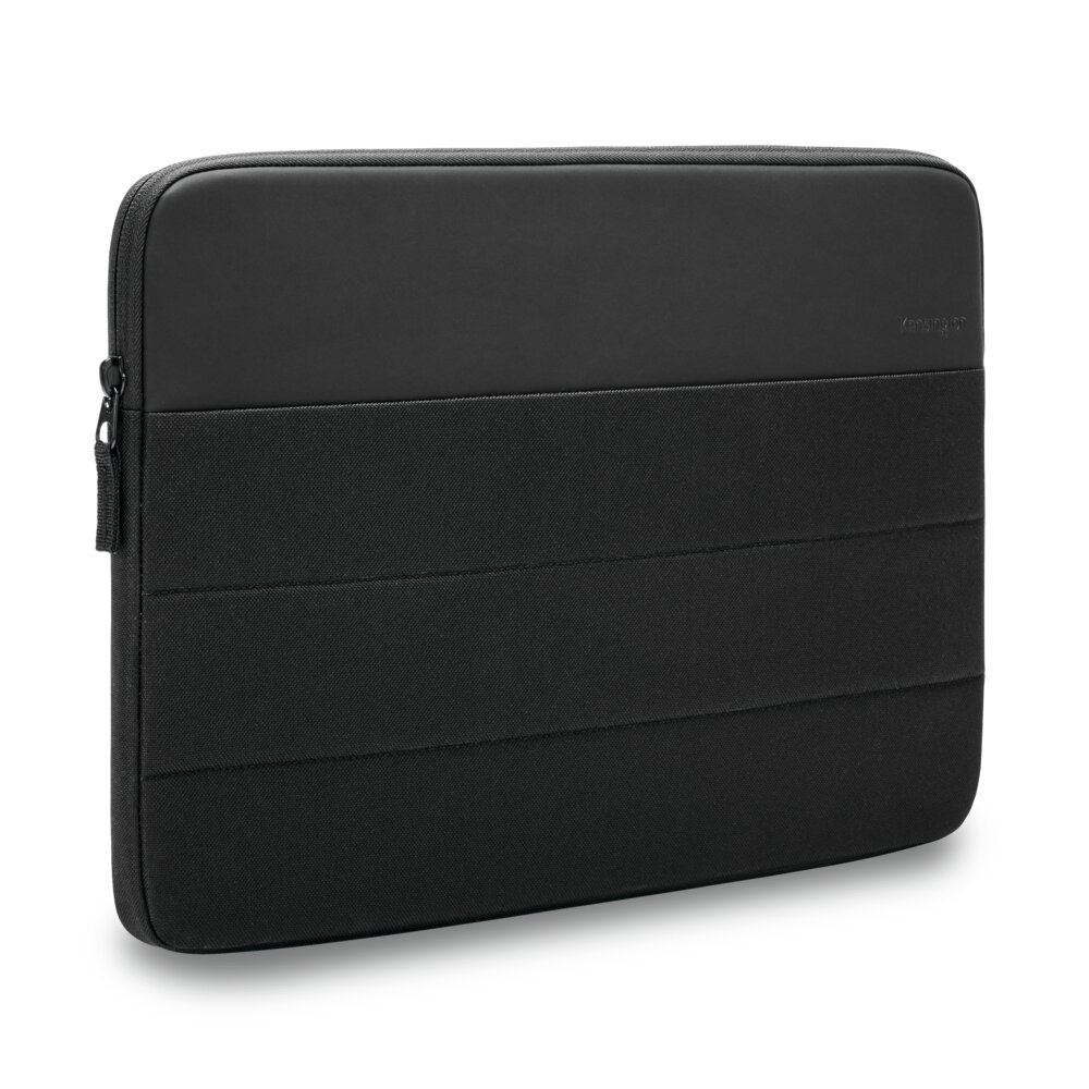 Custodia per laptop nera con un design strutturato. Chiusura con cerniera. Isolato su sfondo bianco.