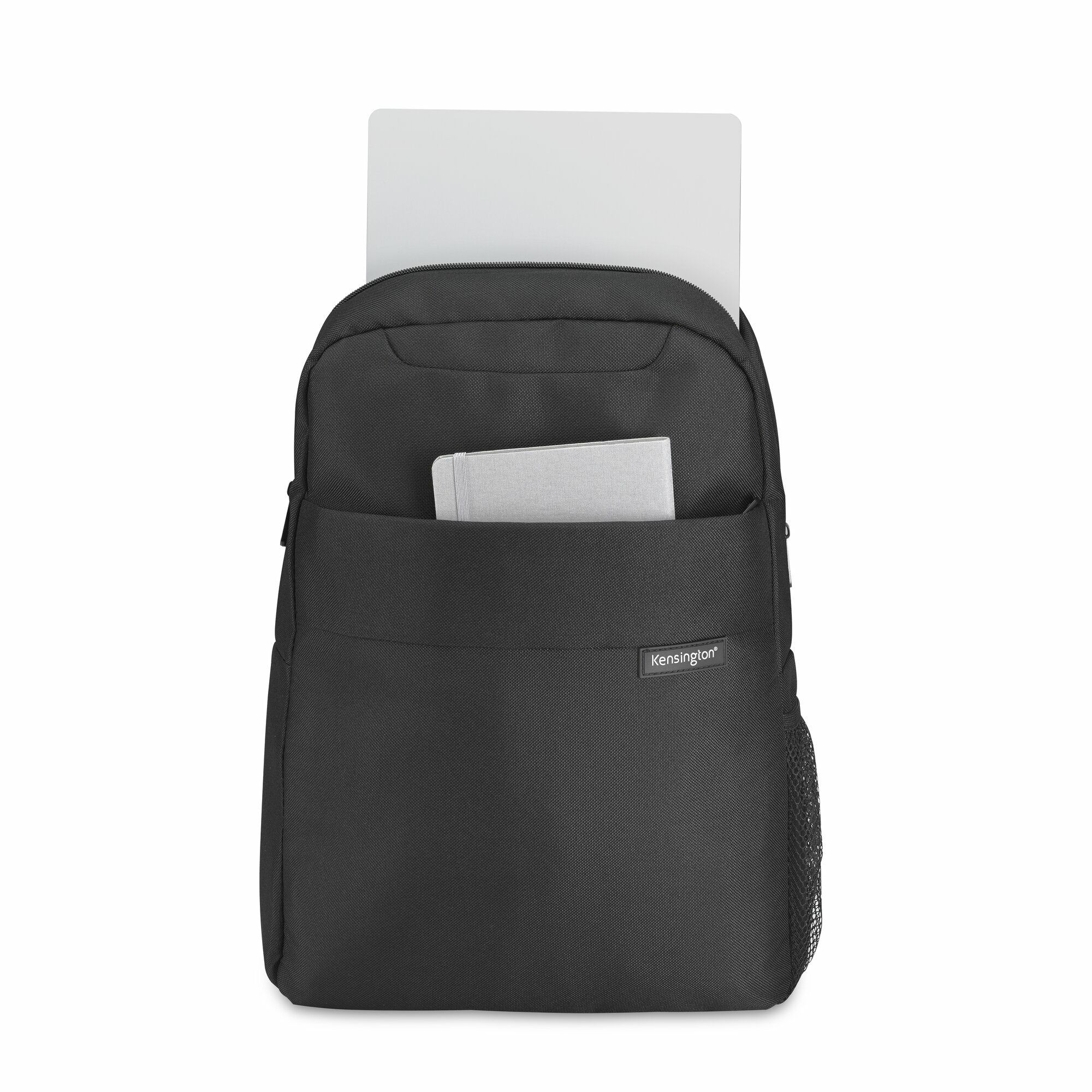 Zaino nero con un laptop e un taccuino nello scomparto principale e una tasca frontale.