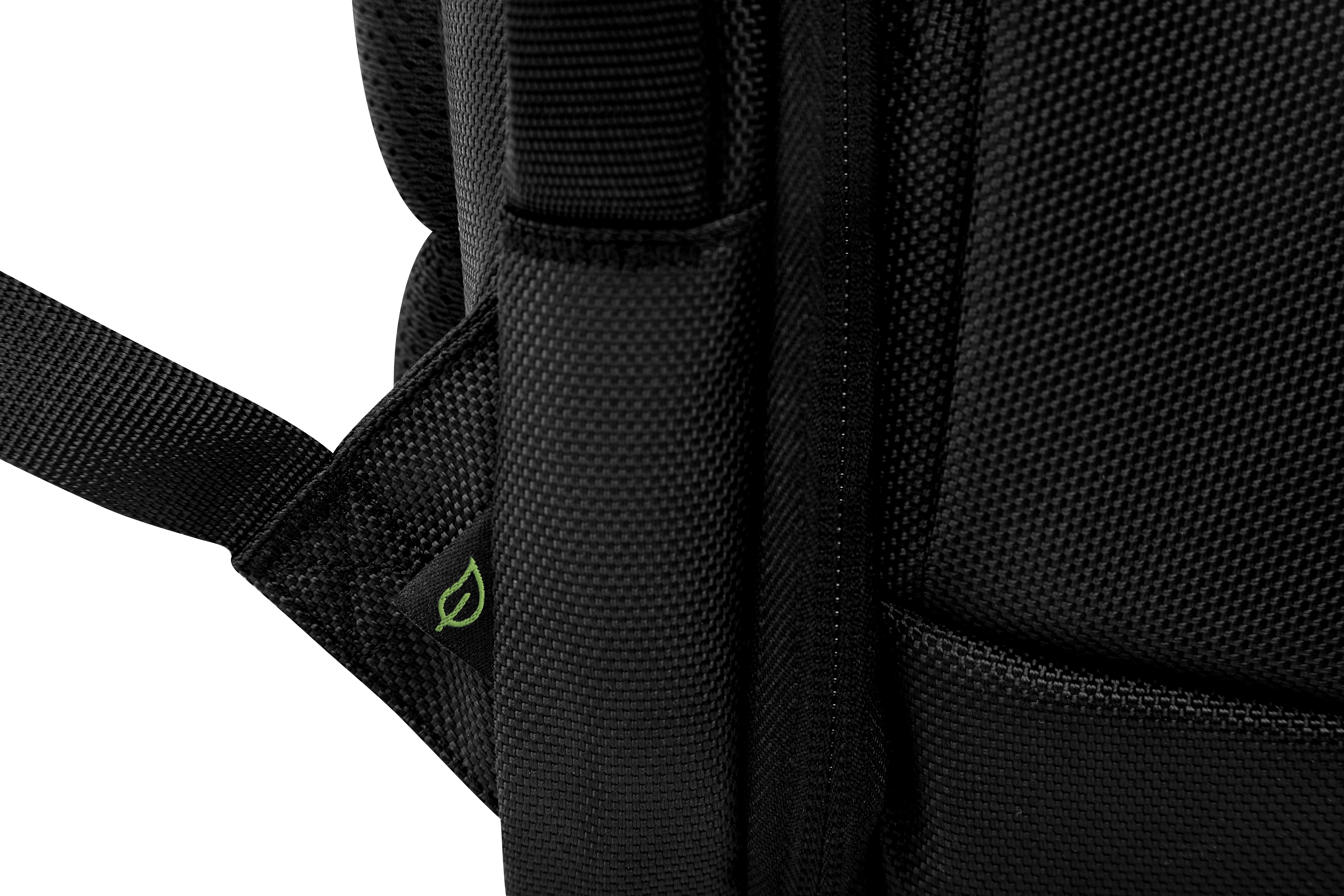 Primo piano di dettaglio di zaino nero con logo a foglia verde.