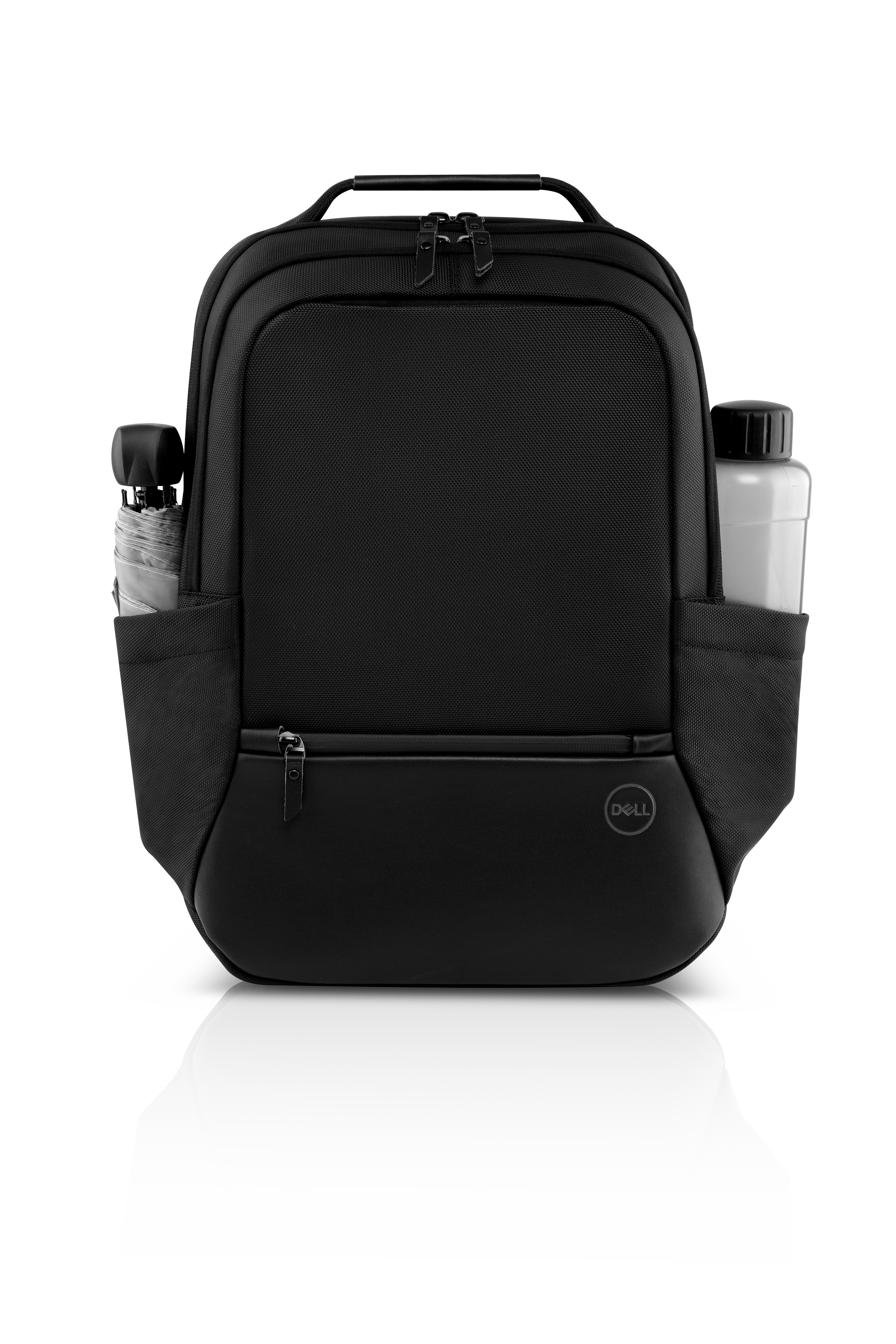 Zaino nero con tasche laterali, una bottiglia d'acqua e un piccolo ombrello, su sfondo bianco.