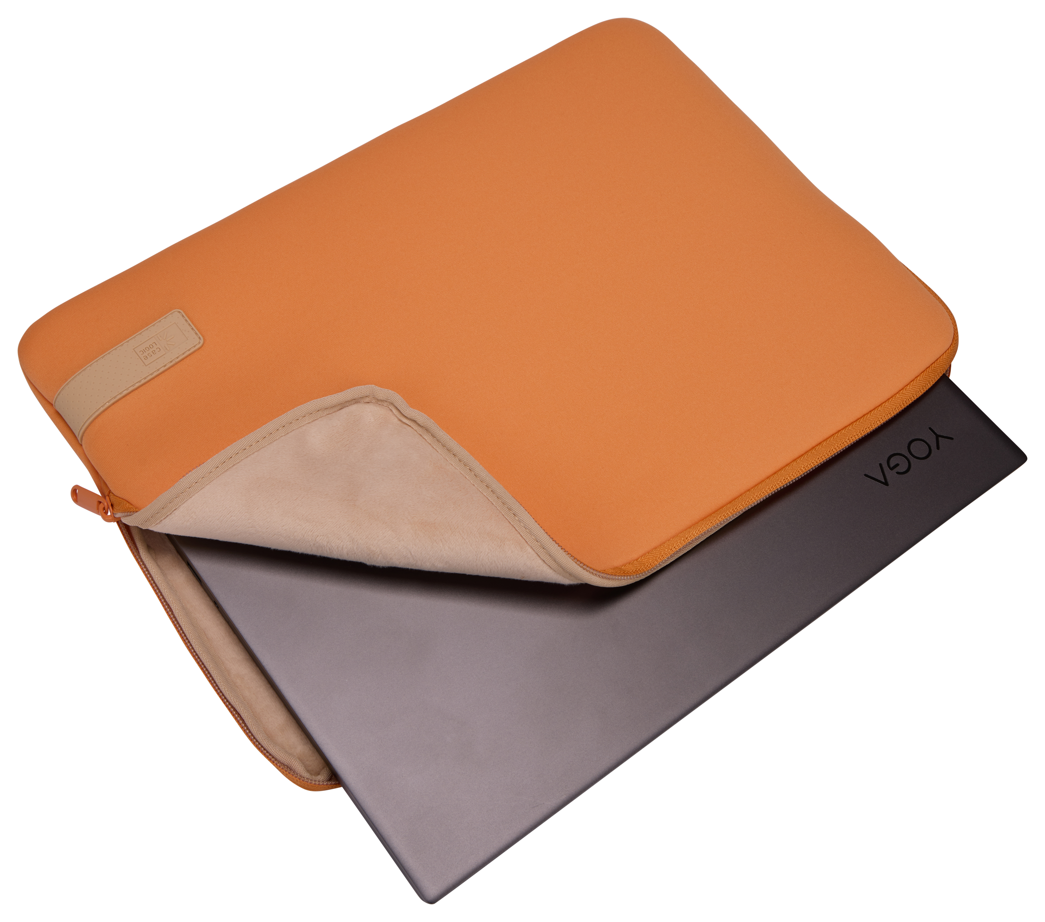 Custodia per laptop arancione con laptop all'interno, su sfondo bianco.