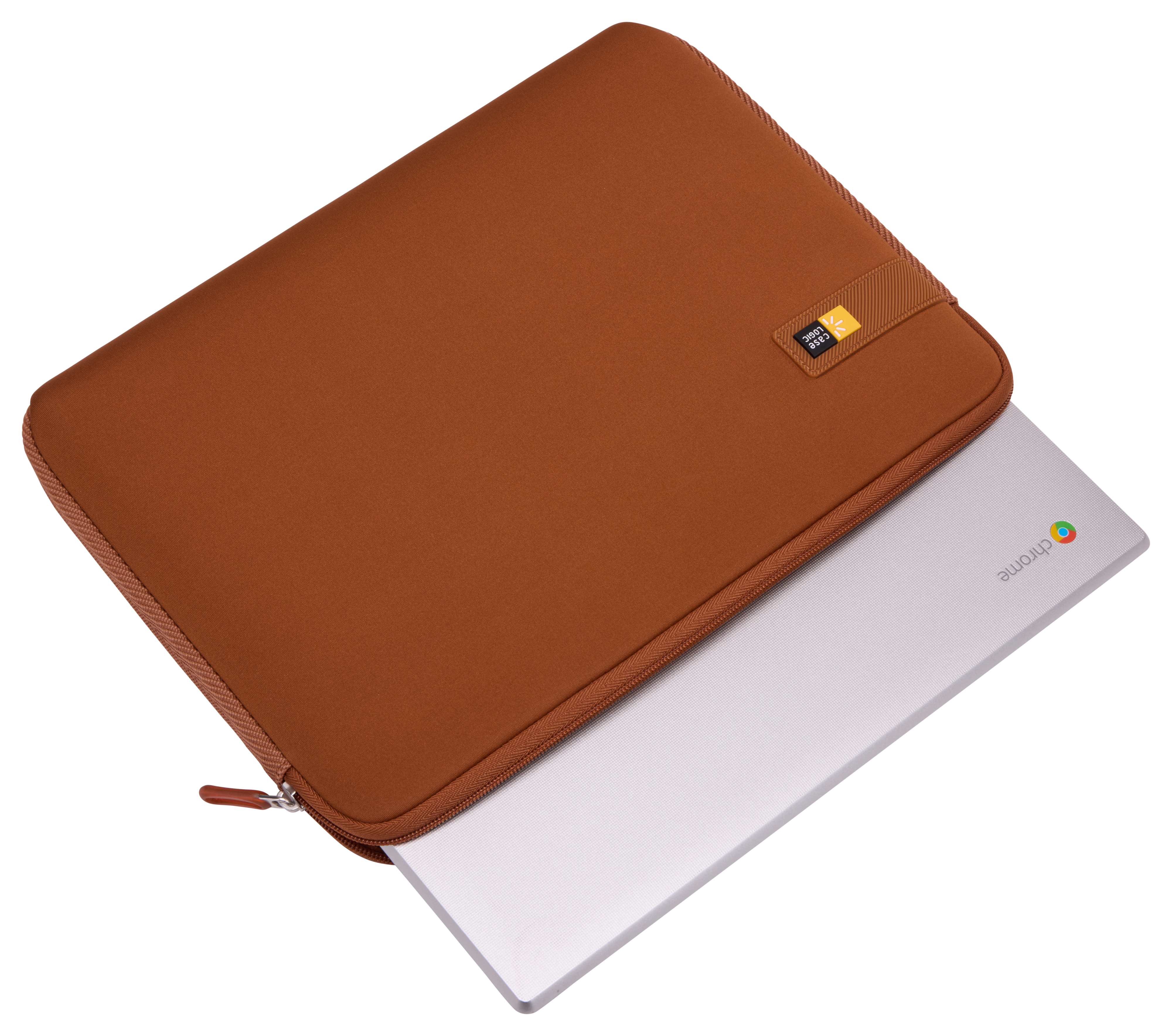 Custodia marrone per laptop con cerniera. Un laptop argentato parzialmente dentro.