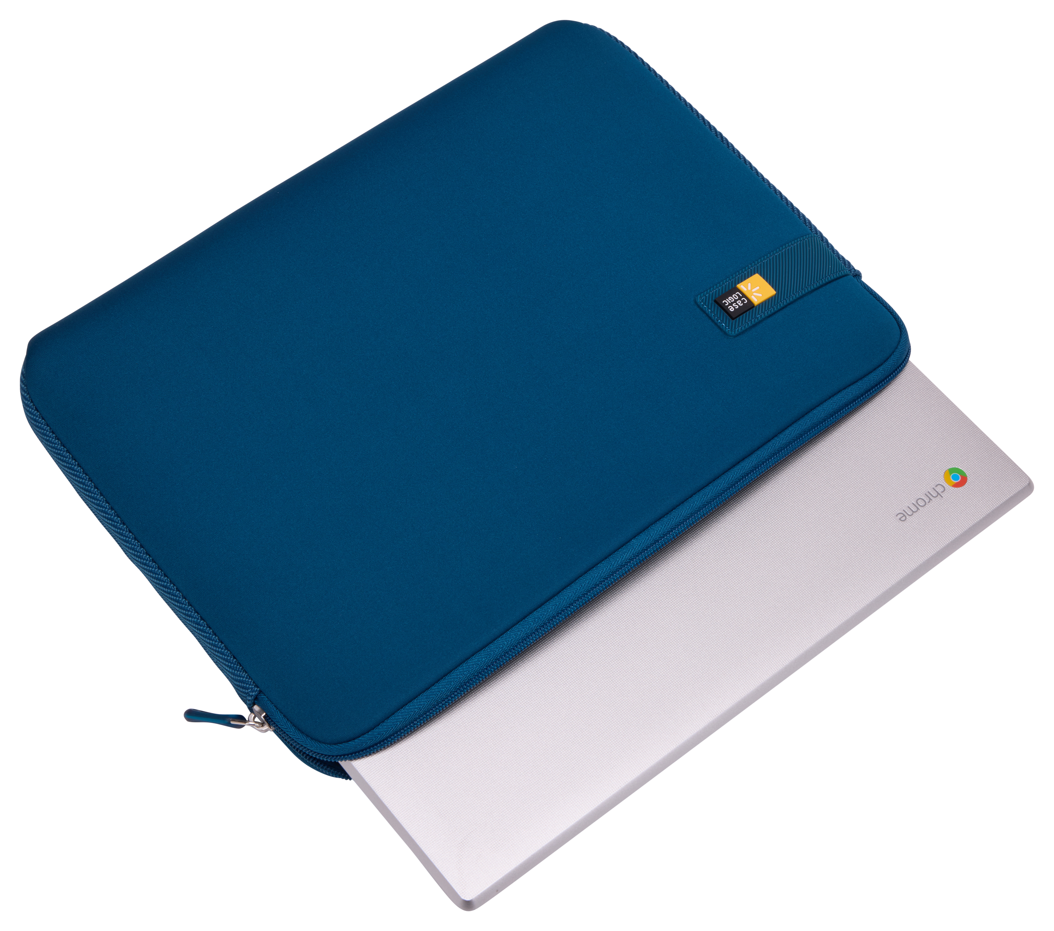 Custodia blu per laptop con un laptop all'interno. Logo Case Logic visibile. Sfondo bianco.
