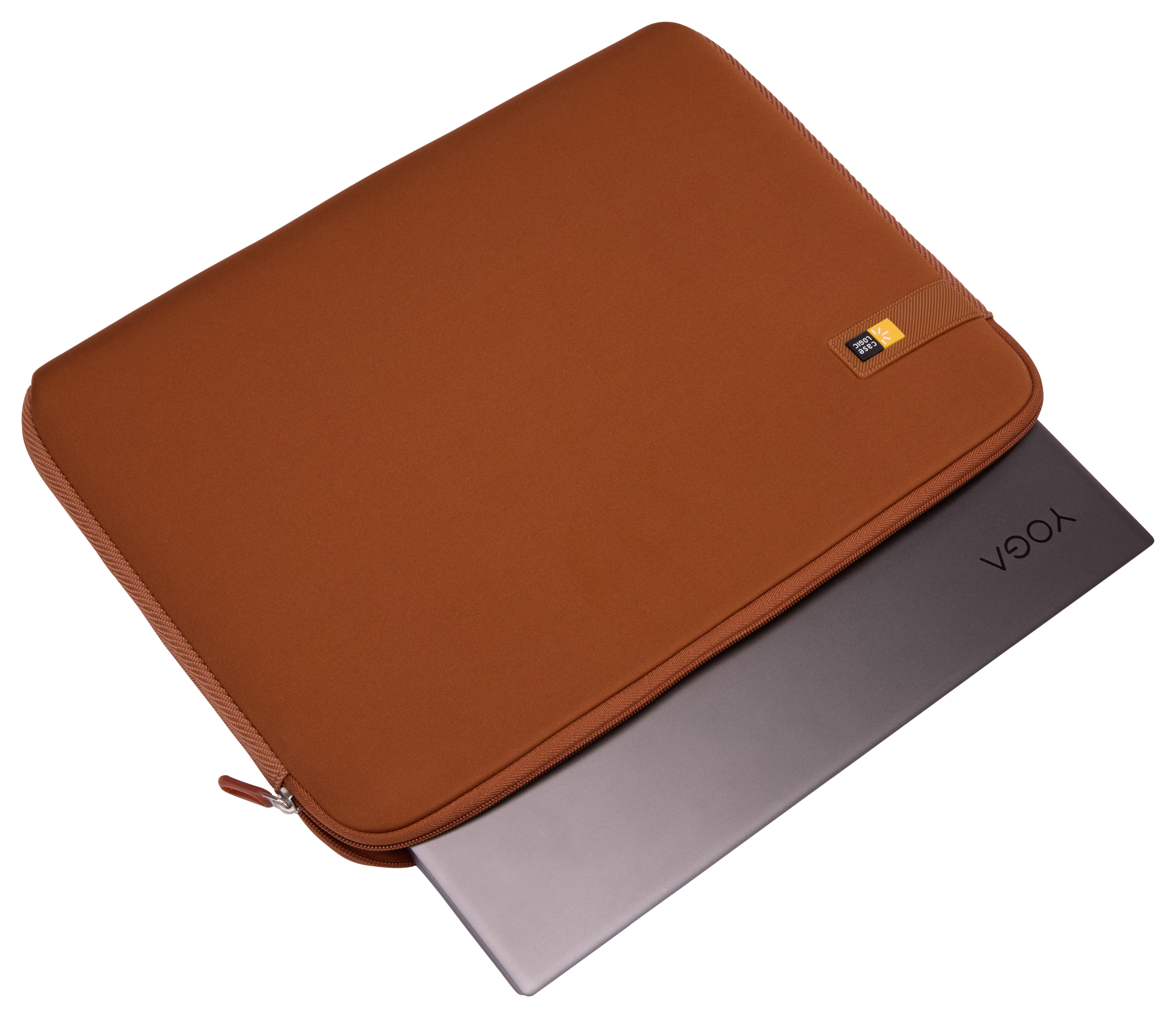Custodia marrone per laptop, con laptop all'interno. Logo Case Logic a destra.
