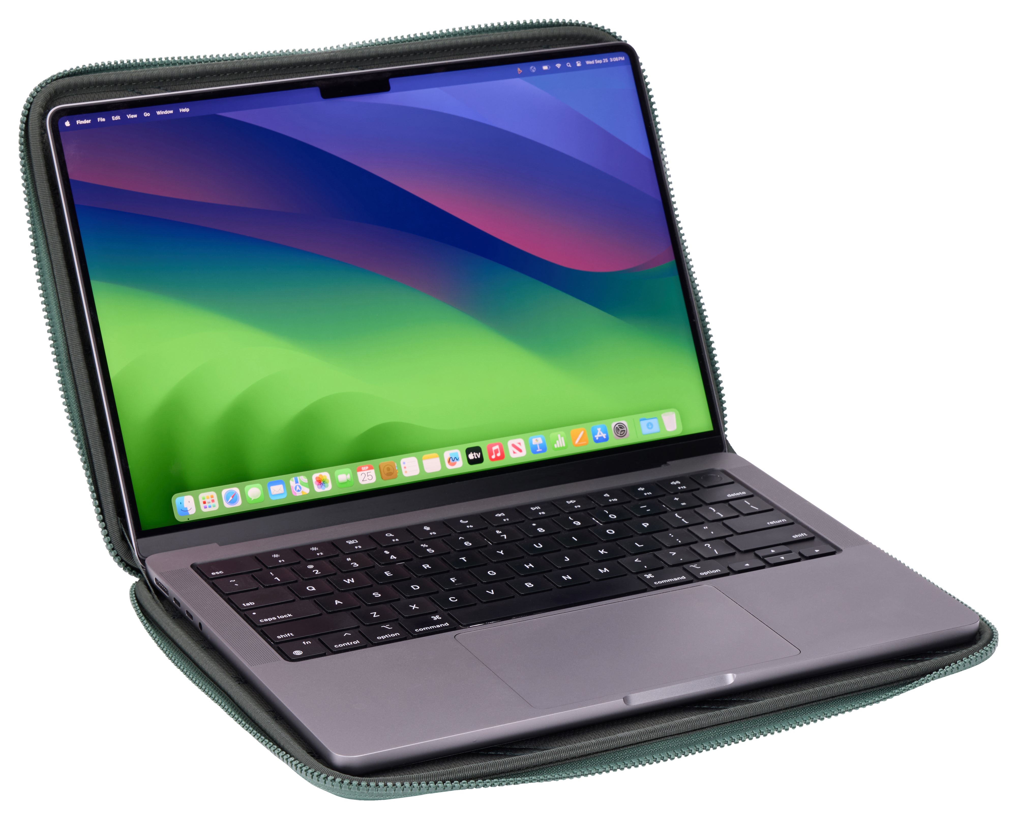 Laptop in una custodia verde, aperto, che mostra lo schermo, sfondo bianco.