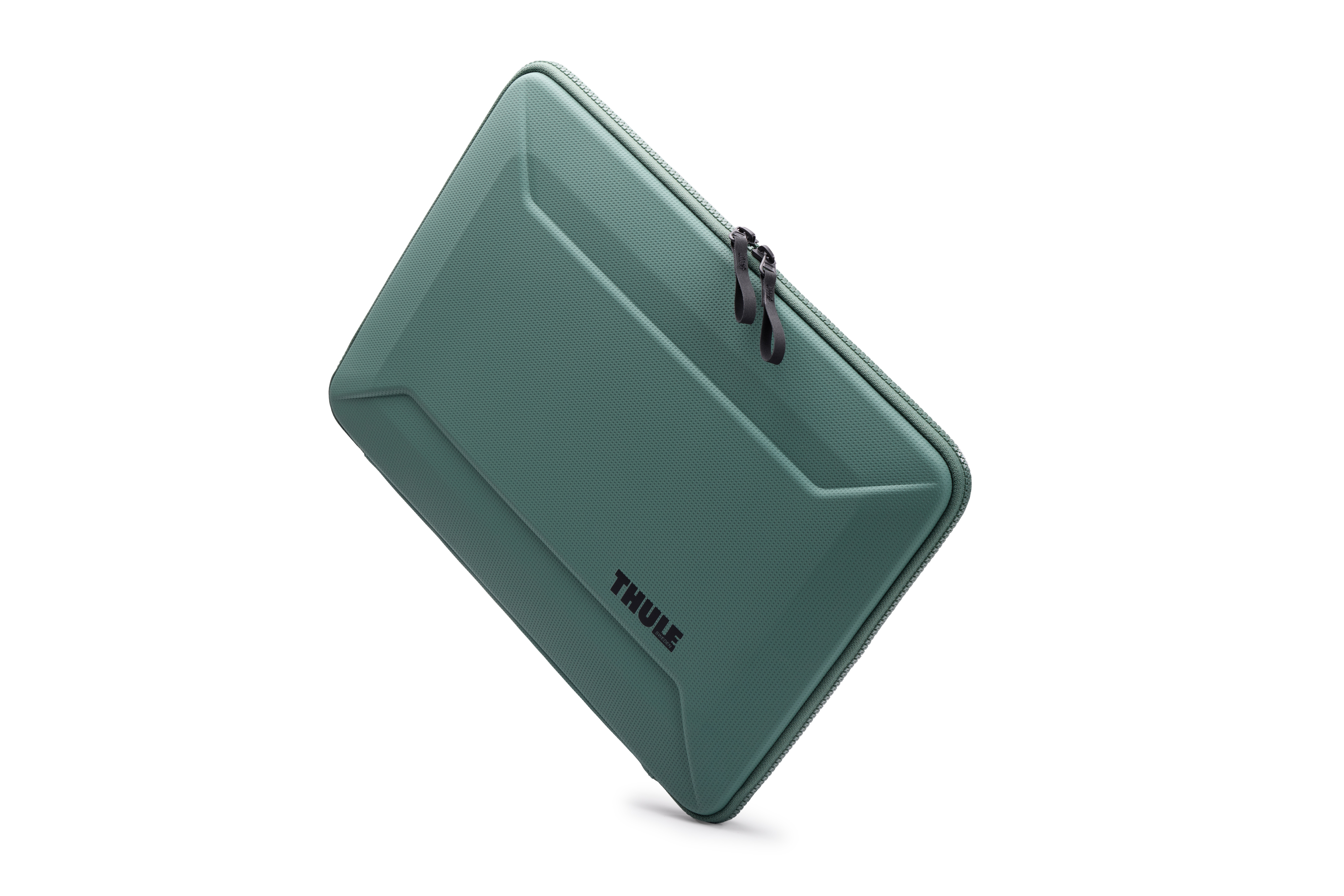 Custodia per laptop Thule verde, vista angolata. Cerniera nera, logo Thule e superficie strutturata.