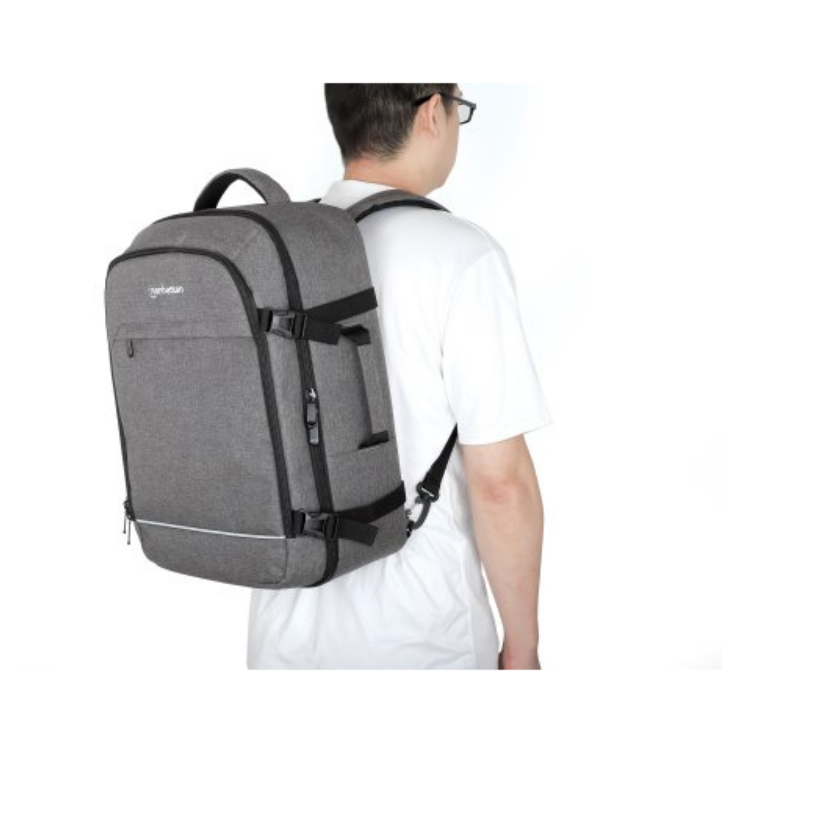 Uomo con uno zaino grigio. Lo zaino è attaccato a una seconda borsa. Sfondo bianco.