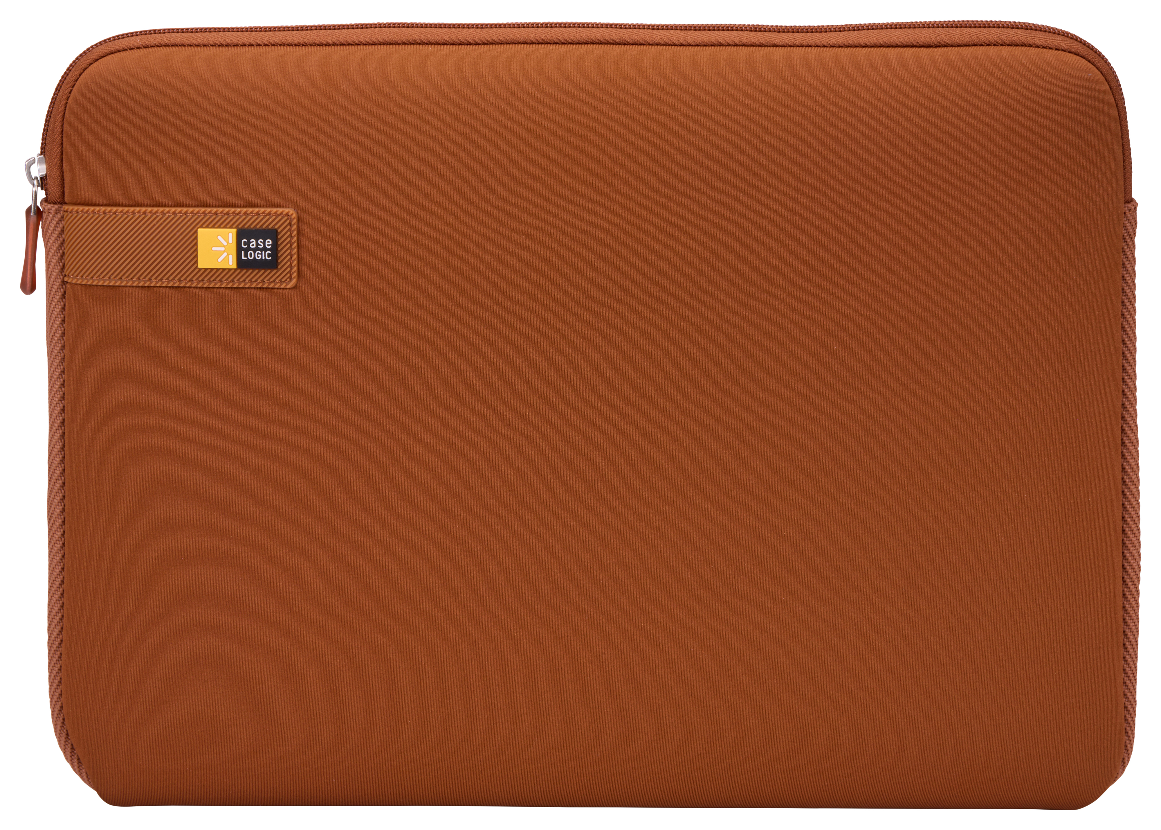 Custodia marrone per laptop con cerniera ed etichetta Case Logic. Sfondo bianco.