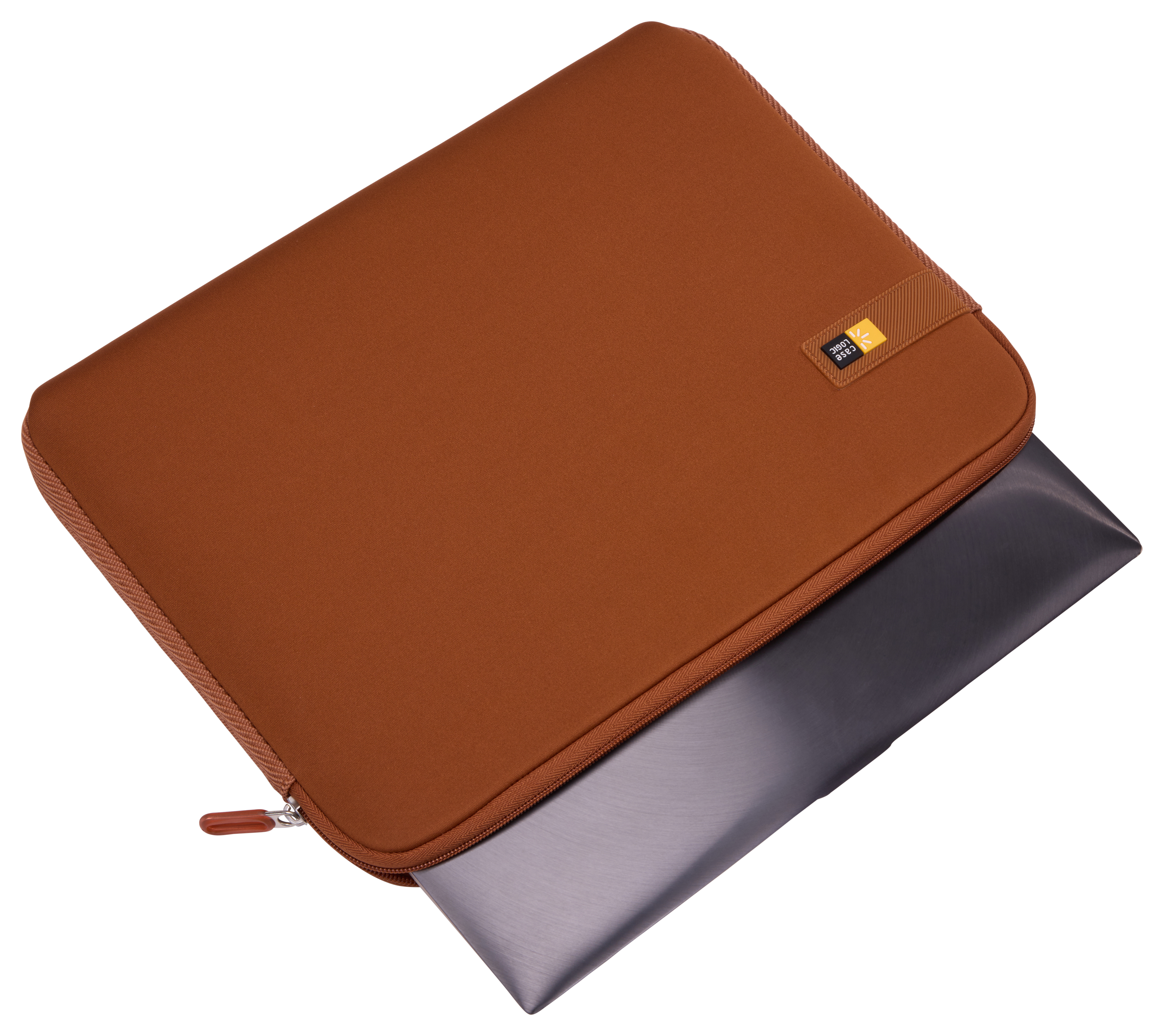 Una custodia per laptop marrone con un laptop all'interno, su sfondo bianco.