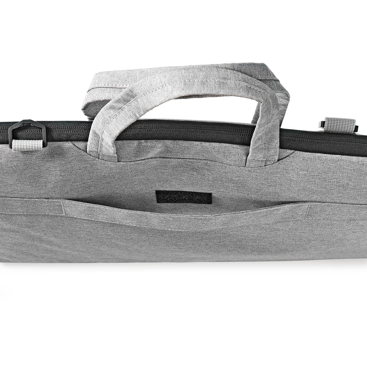 Primo piano della maniglia e della cerniera di una borsa grigia per laptop. Sfondo bianco.