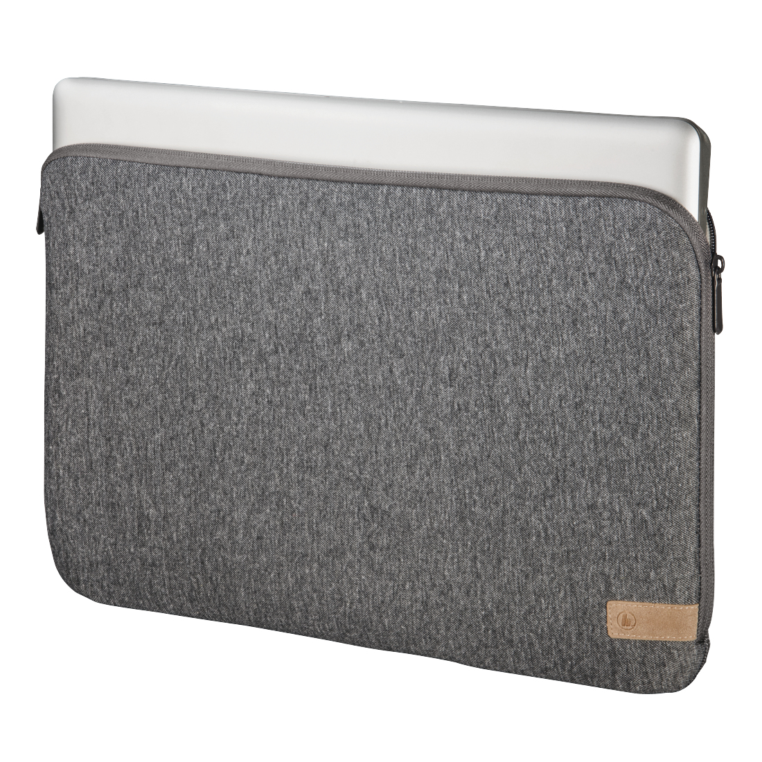 Eine graue Laptop-Hülle mit einem Laptop darin, einem Reißverschluss und einem braunen Etikett.