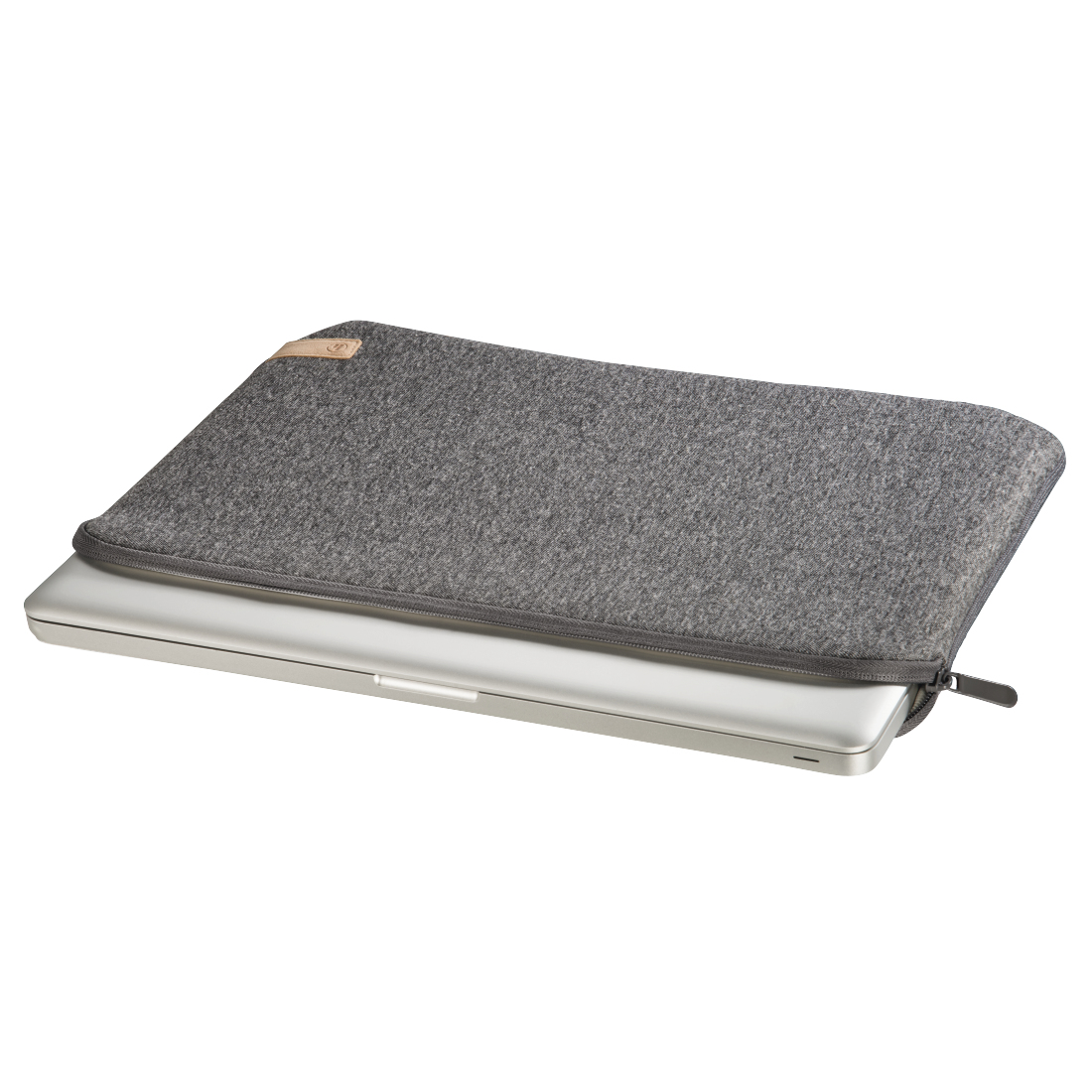Eine graue Laptoptasche mit einem teilweise darin befindlichen Laptop. Die Tasche ist aus Filz mit Reißverschluss.