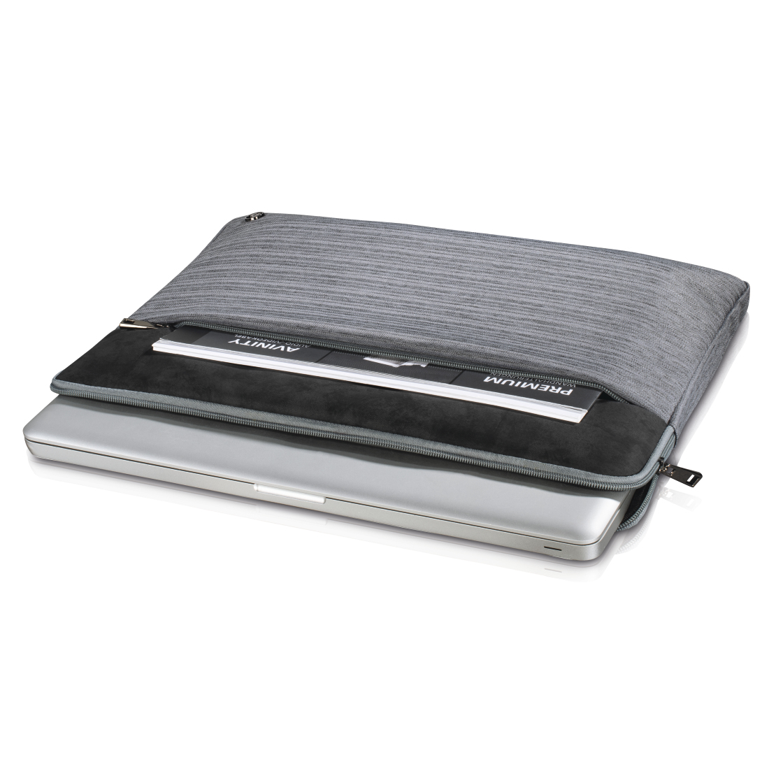 Etui na laptopa, szara tkanina, z zamkiem błyskawicznym, otwarte. W środku laptop i papiery.