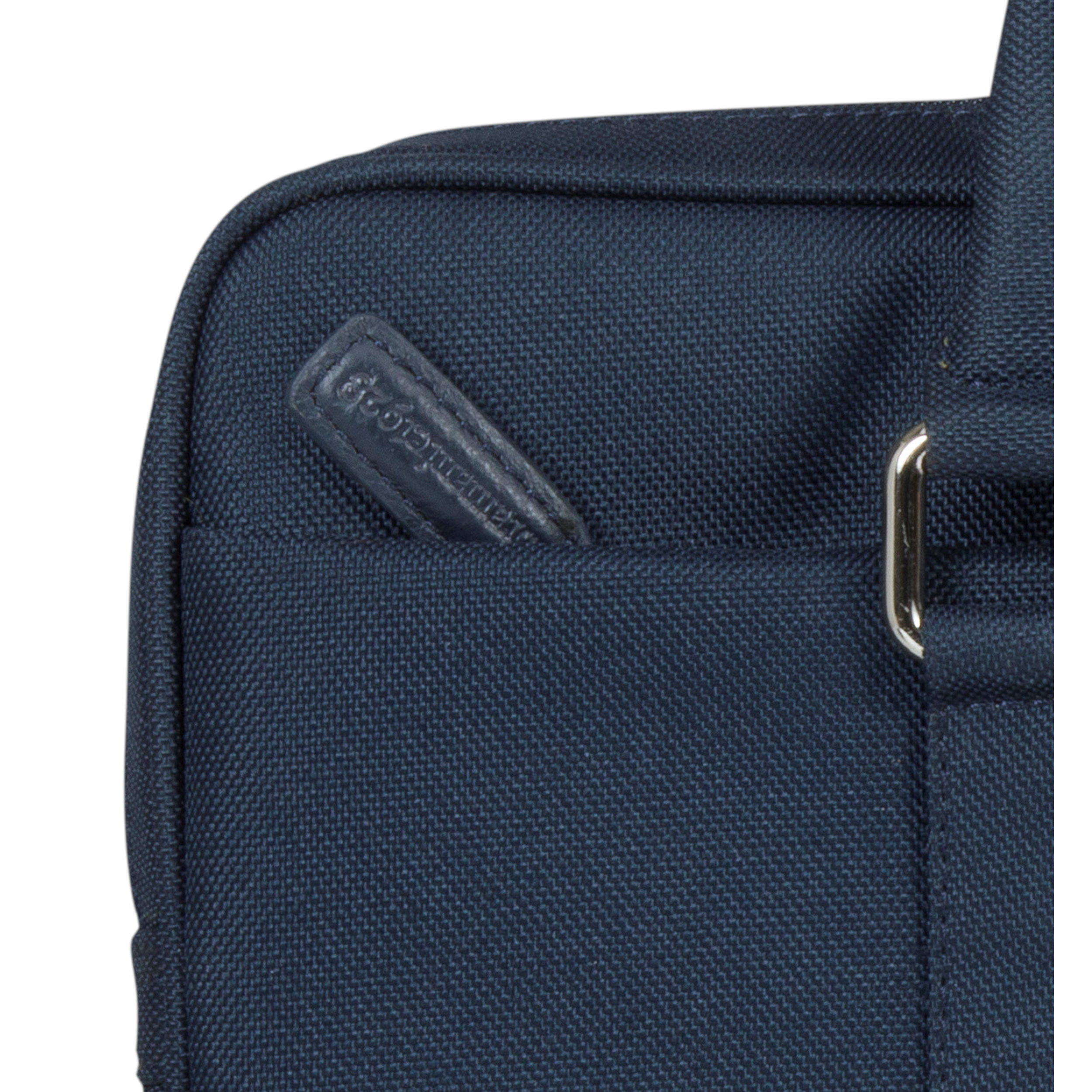 Primo piano di una borsa per laptop blu scuro. Una piccola tasca con il marchio è visibile. Sfondo bianco.