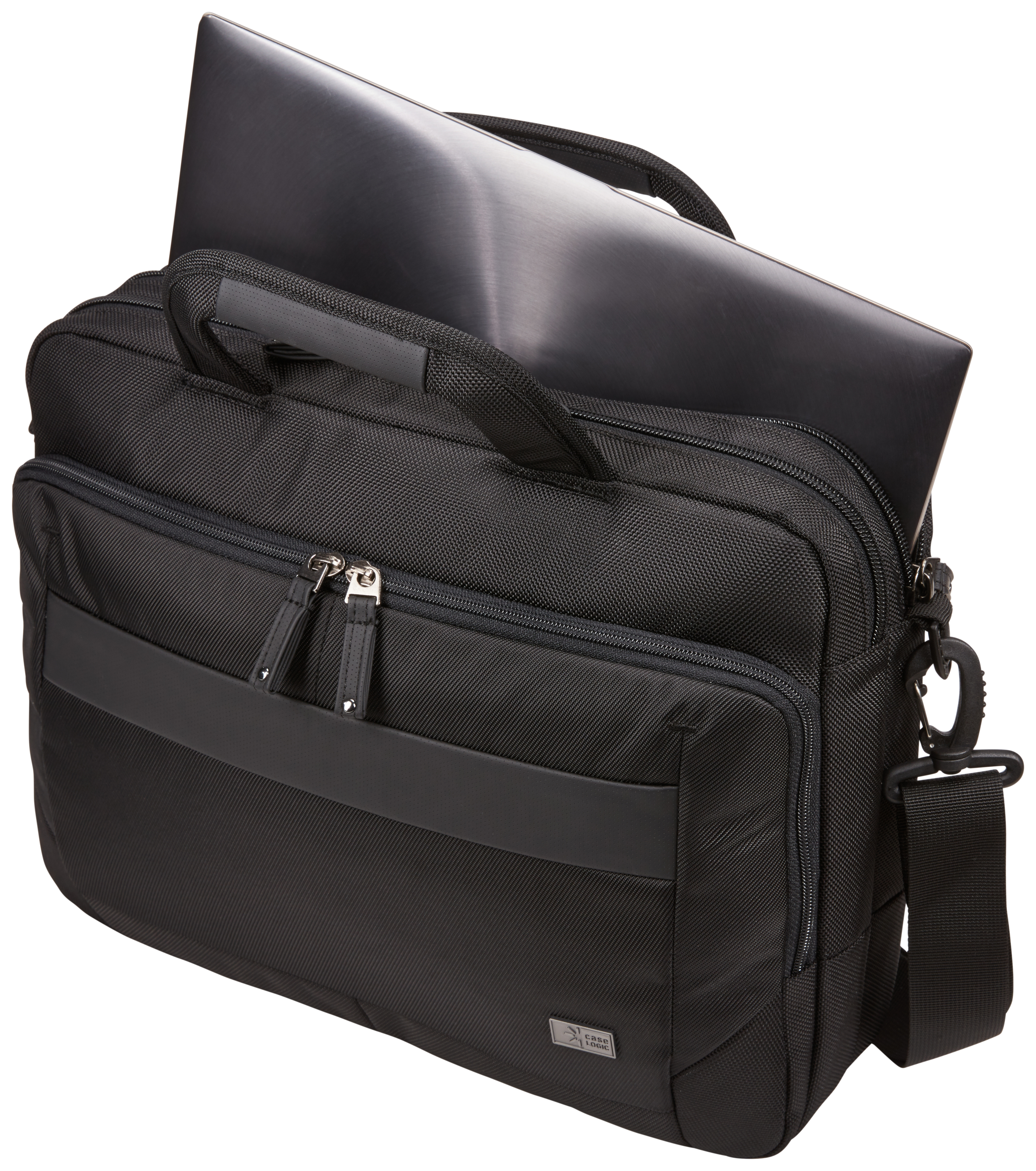 Een zwarte laptoptas met een laptop erin. De tas heeft een handvat en schouderriem. Witte achtergrond.