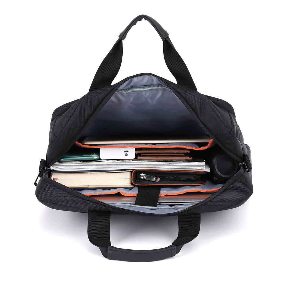 Valigetta nera aperta con oggetti all'interno: tablet, portafoglio, libri, caricabatterie e altoparlante.