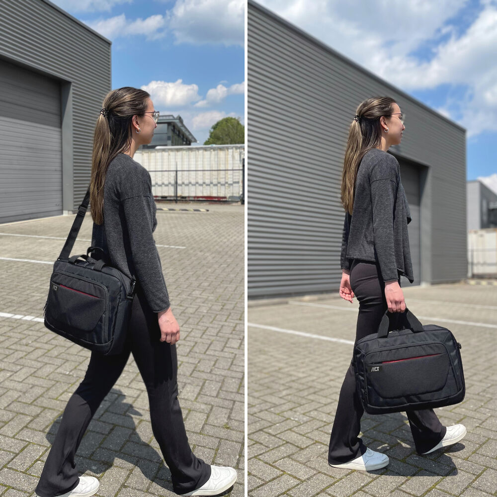 Donna che cammina con una borsa nera. Indossa top grigio, pantaloni neri e scarpe bianche.