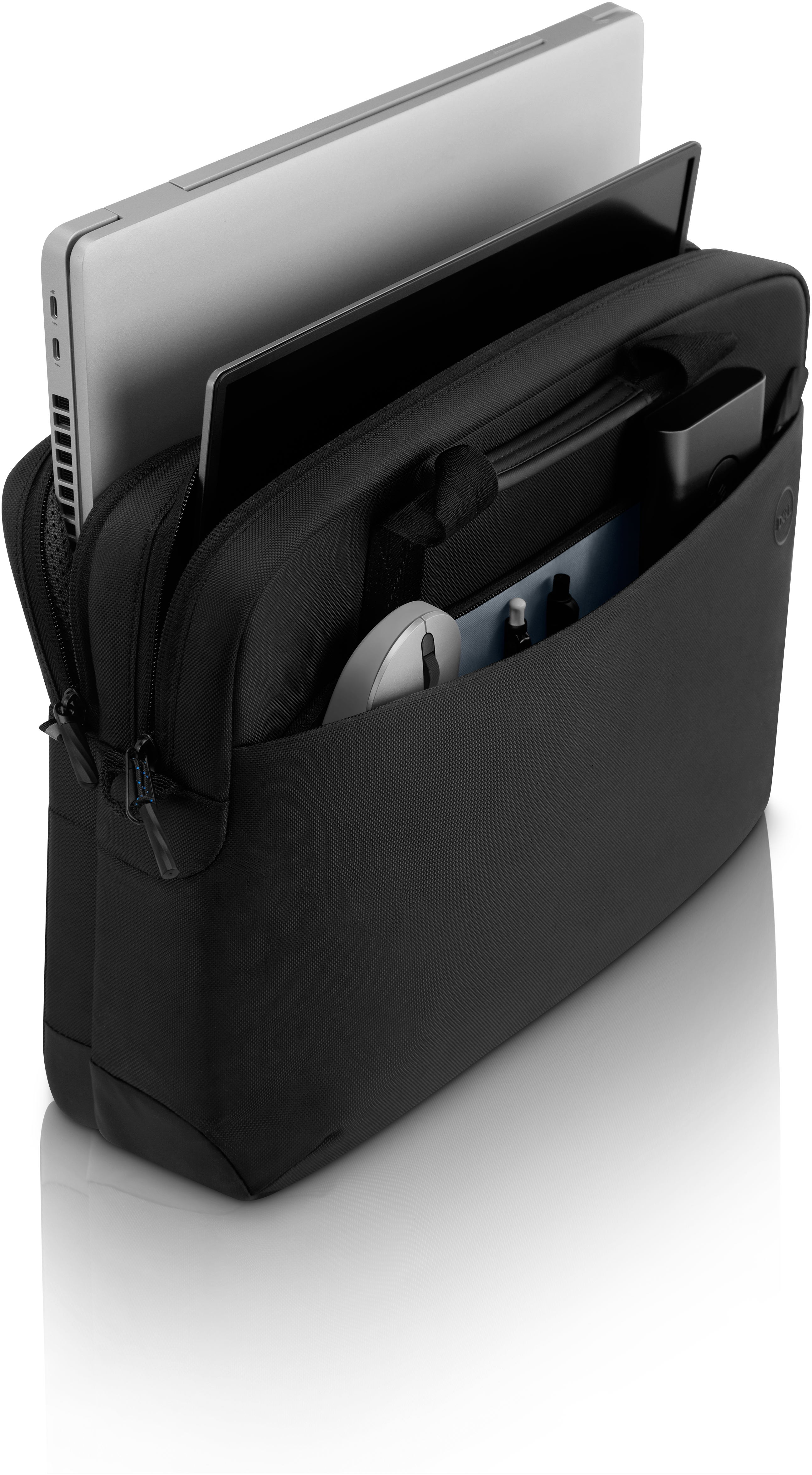 Una bolsa negra para portátil con un portátil y accesorios visibles en el interior. Fondo blanco.