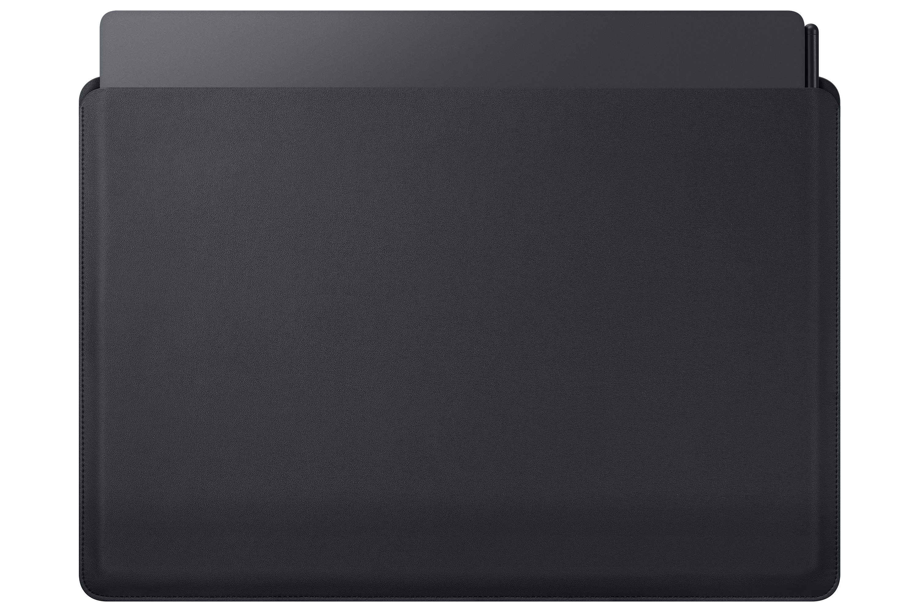 Una custodia per laptop in pelle nera. La parte superiore è aperta, rivelando il bordo di un laptop all'interno.