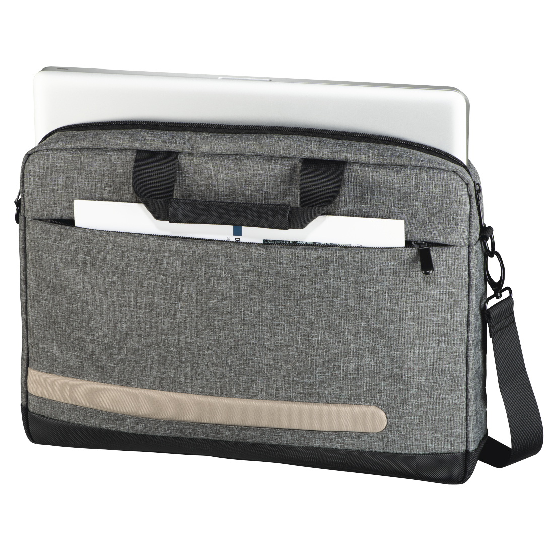 Eine graue Laptoptasche mit einem Dokument und einem Laptop darin sowie einem schwarzen Schultergurt.
