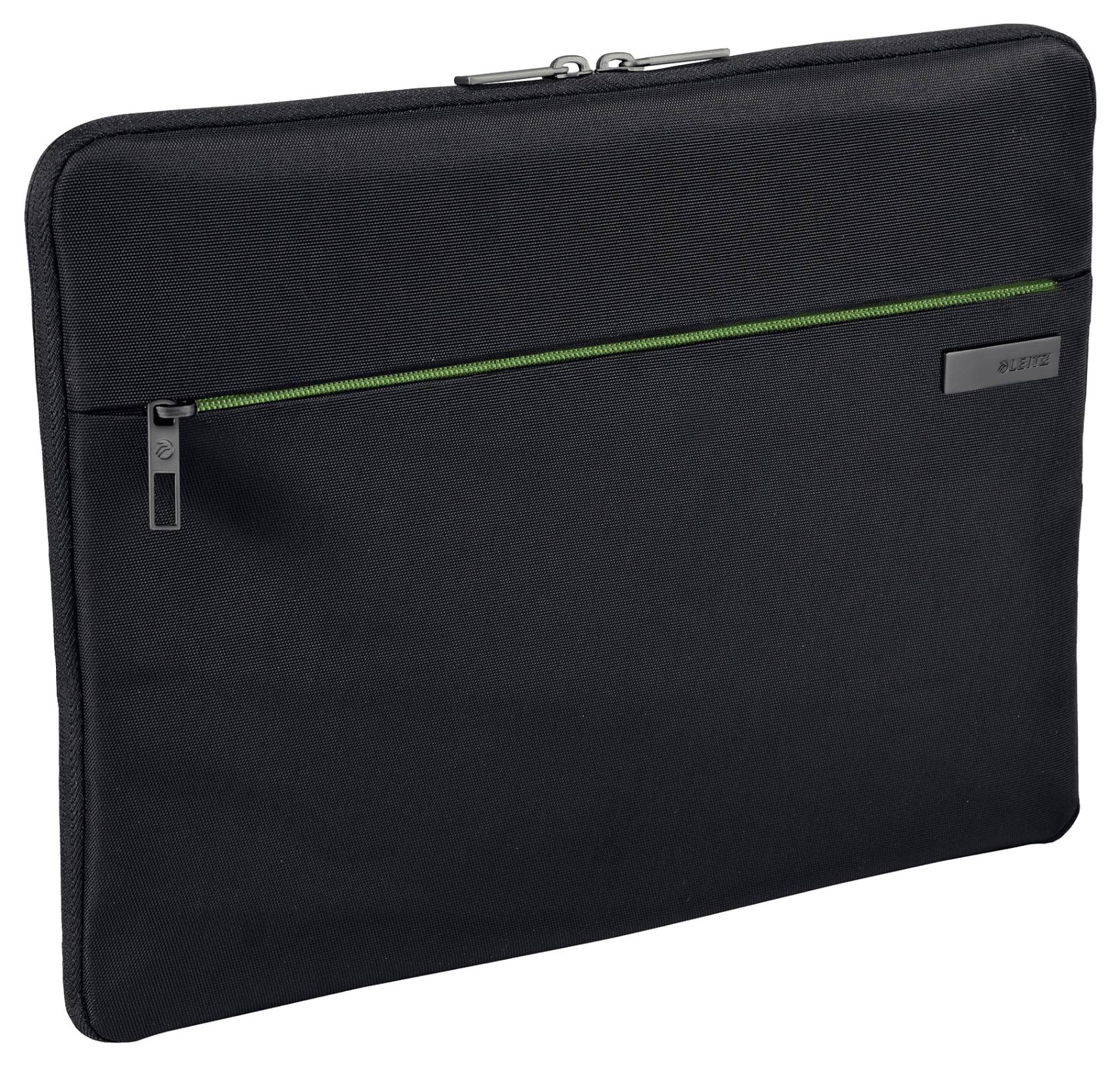 Una custodia nera per laptop con cerniera verde, etichetta e tirante. Su sfondo bianco.