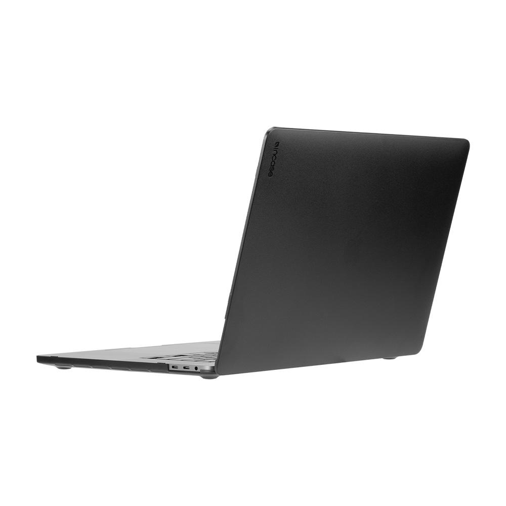Laptop nero con custodia nera. Logo Incase visibile. Vista angolata. Sfondo bianco.