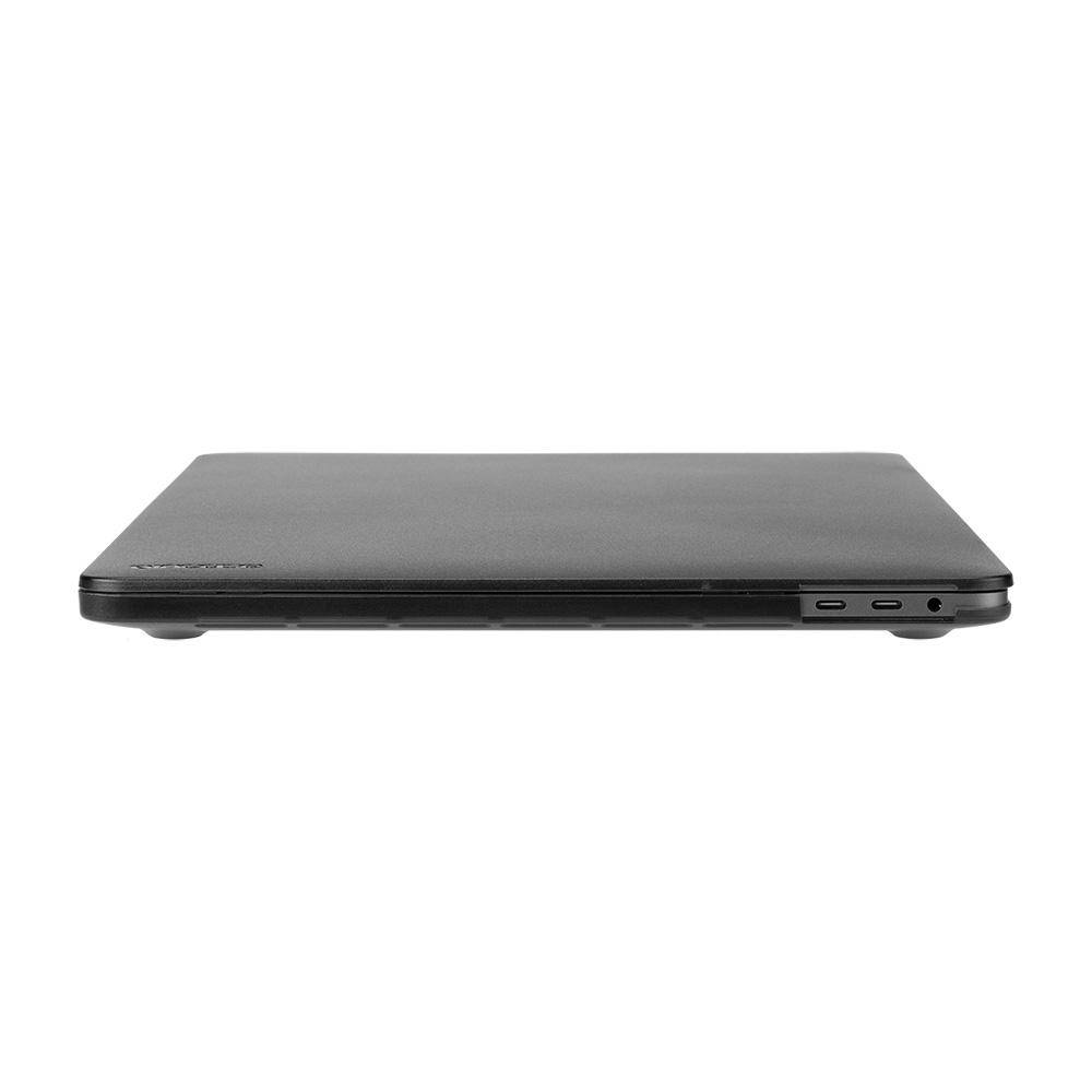 Laptop nero chiuso su sfondo bianco, visto lateralmente.