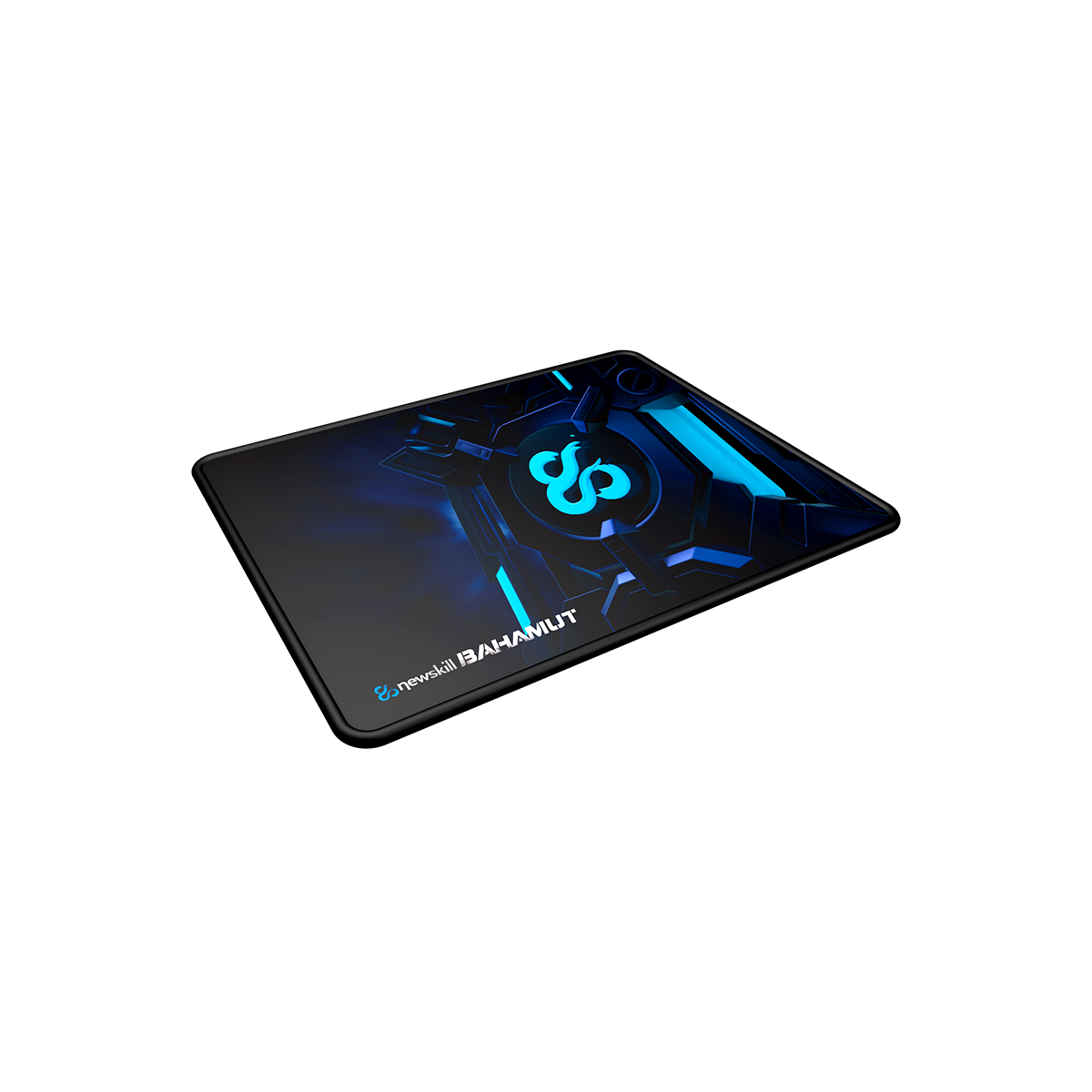 Czarna podkładka pod mysz z niebieskim i czarnym wzorem. Nazwa marki na dole po lewej.