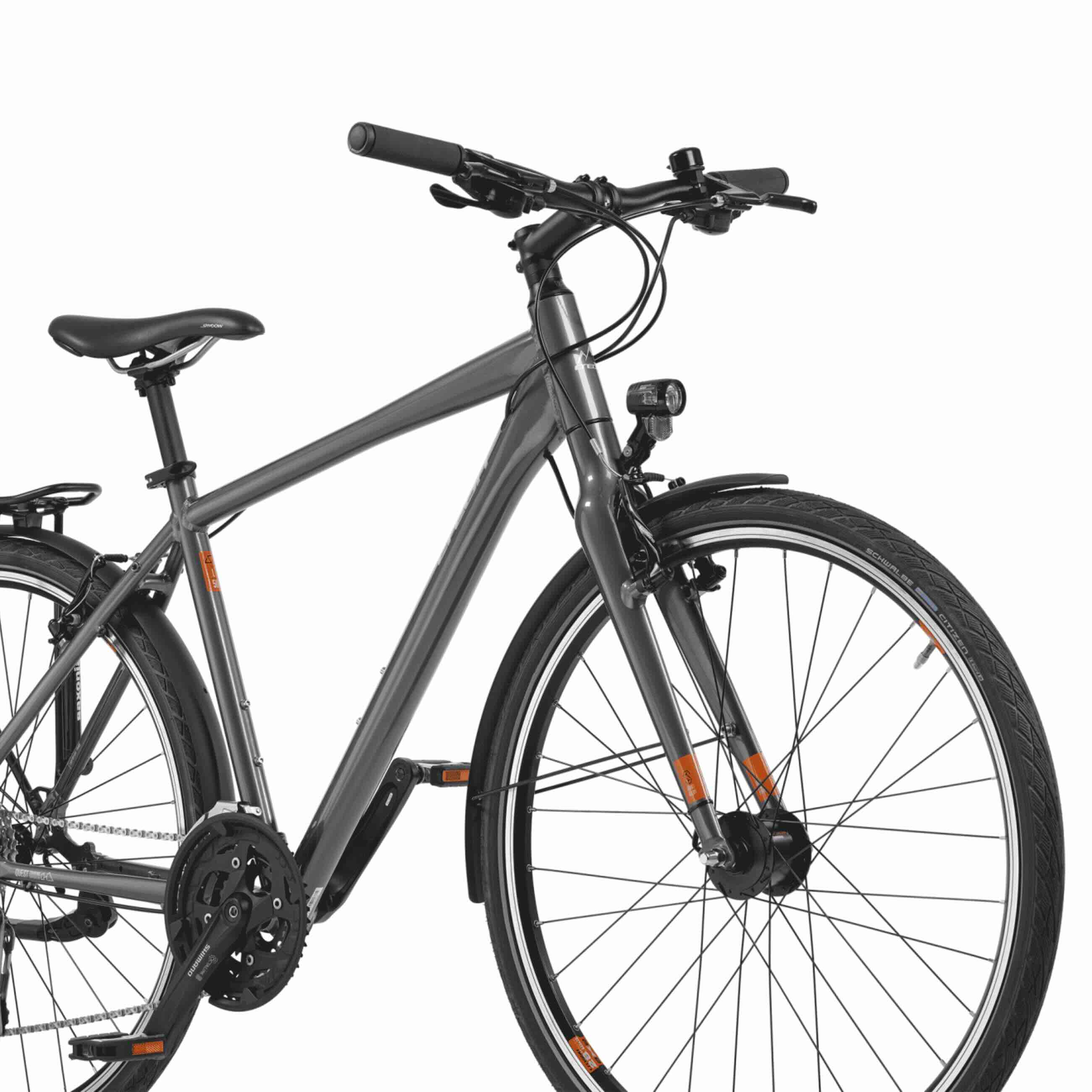 Graues Fahrrad von vorne mit schwarzen Reifen, Licht und Lenker auf weißem Hintergrund.