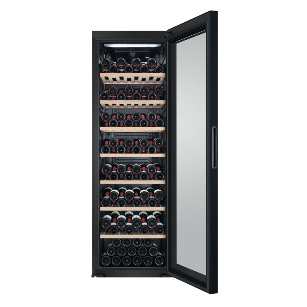 Cantinetta con porta a vetro aperta, piena di bottiglie di vino rosso.