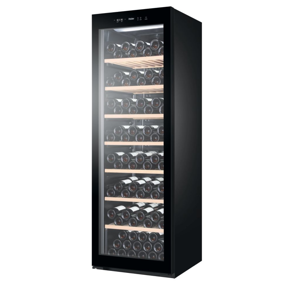 Frigorifero per vino nero alto con porta in vetro, pieno di bottiglie, logo Haier.