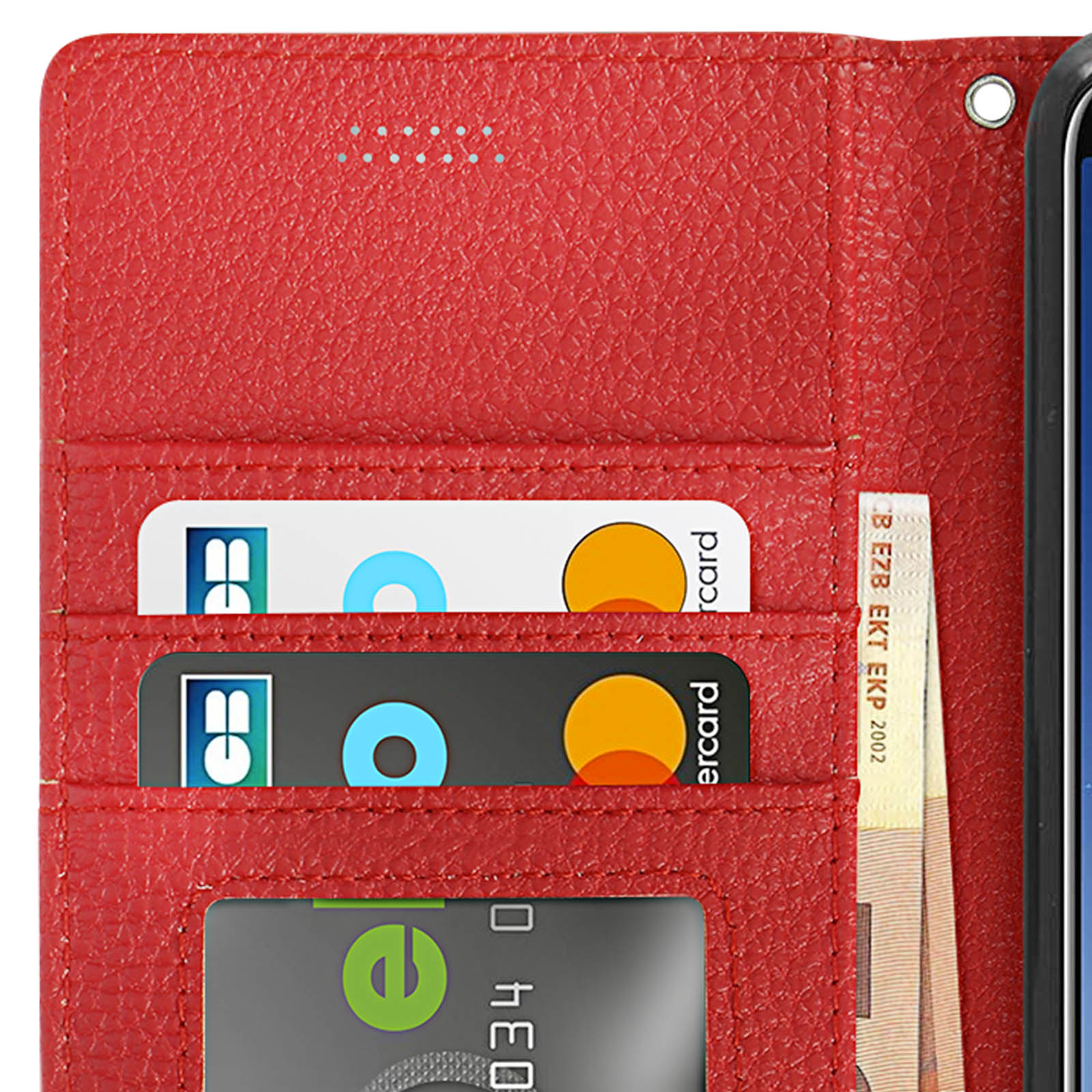 Custodia rossa per telefono con carte di credito visibili e uno sguardo allo schermo del telefono.