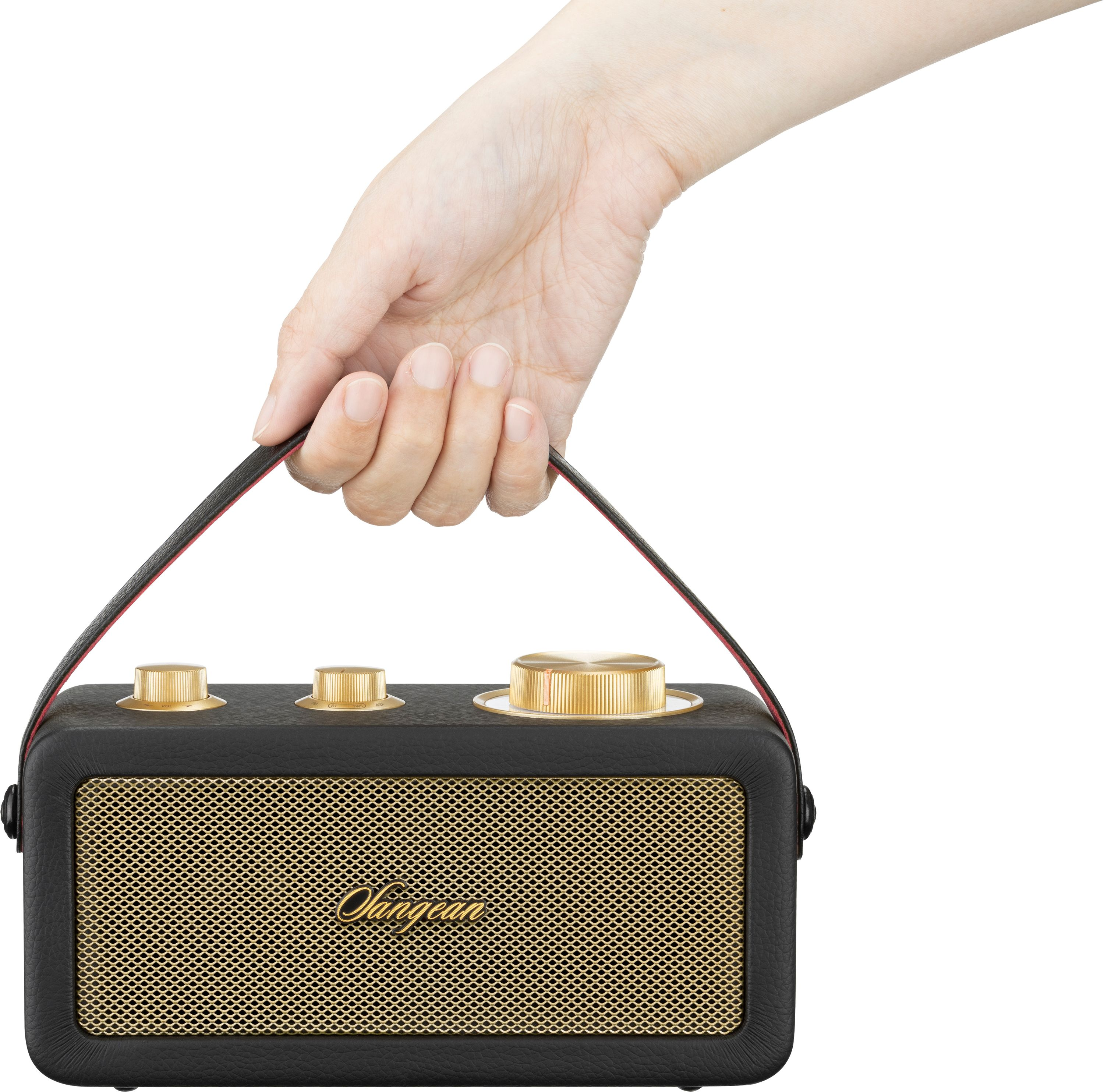 Schwarzes und goldenes Retro-Radio mit einer Hand, die den Griff hält. Weißer Hintergrund.