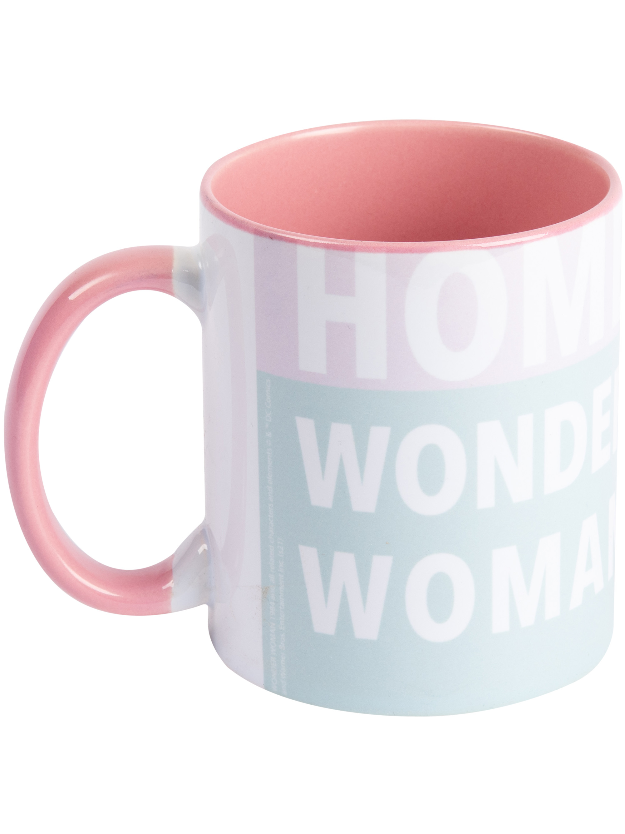 Eine weiße Tasse mit pinkfarbenem Griff und Innenraum und dem Text 'HOME WONDER WOMAN'.