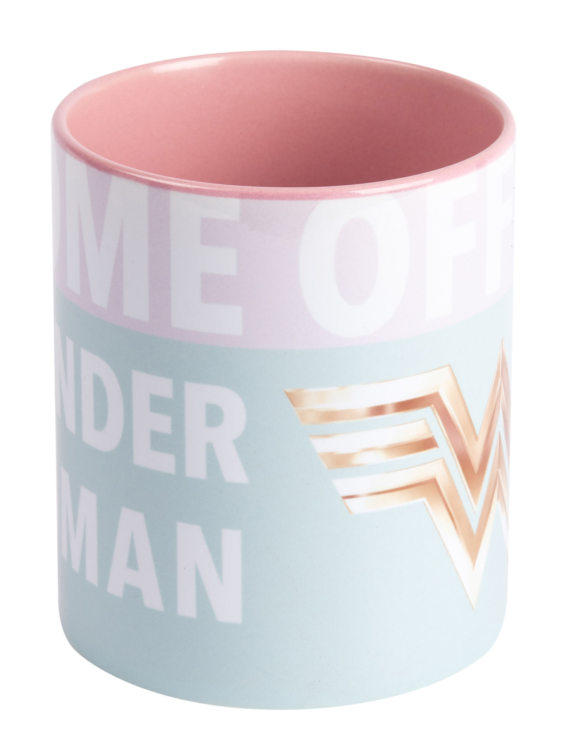 Eine Wonder Woman-Tasse mit blauen, rosa und goldenen Farben. Das Wort 'WONDER WOMAN' steht darauf.