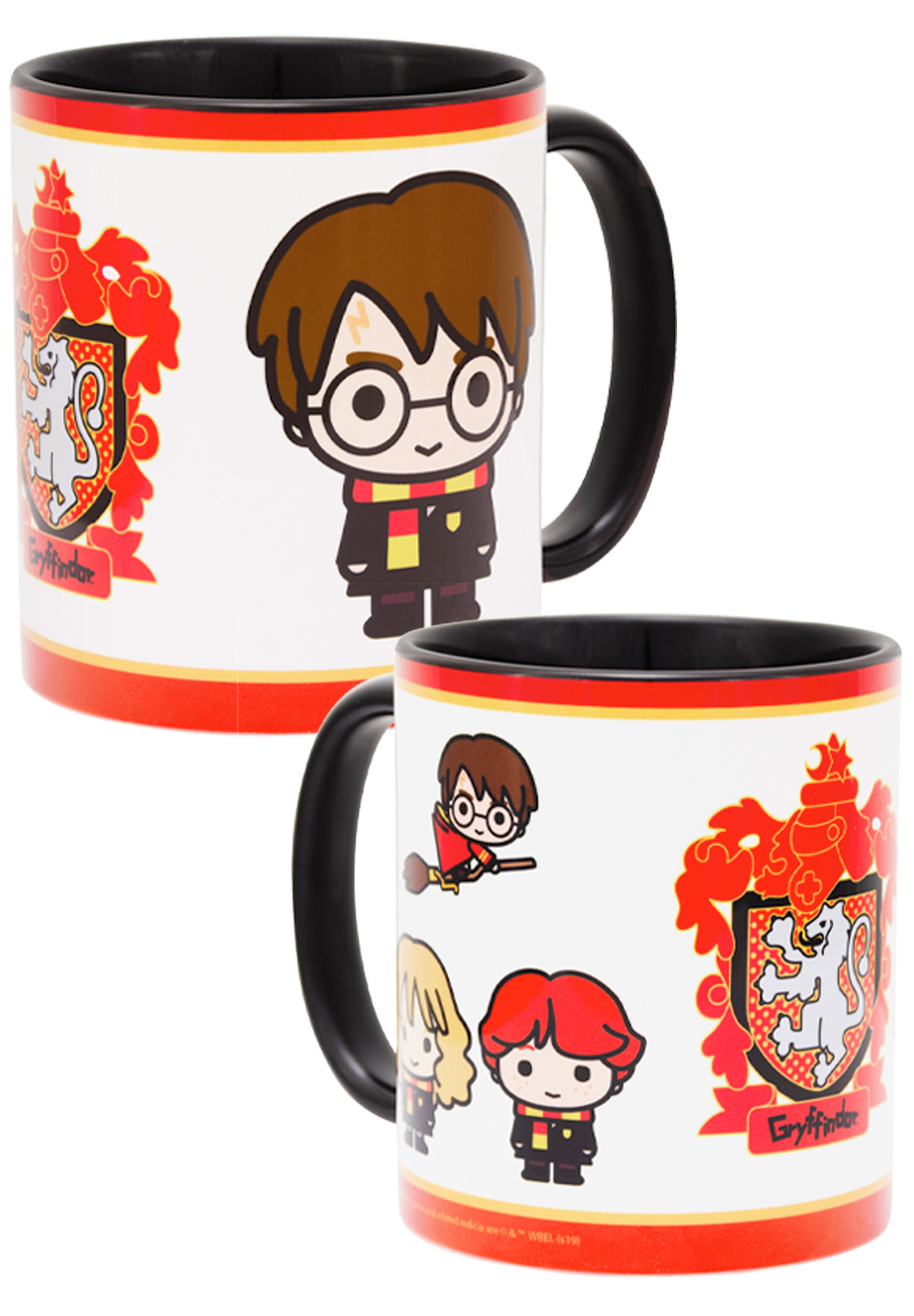 Zwei Gryffindor Harry Potter Tassen. Eine Tasse zeigt Harry Potter und das Gryffindor-Wappen. Die andere zeigt Harry auf einem Besen.