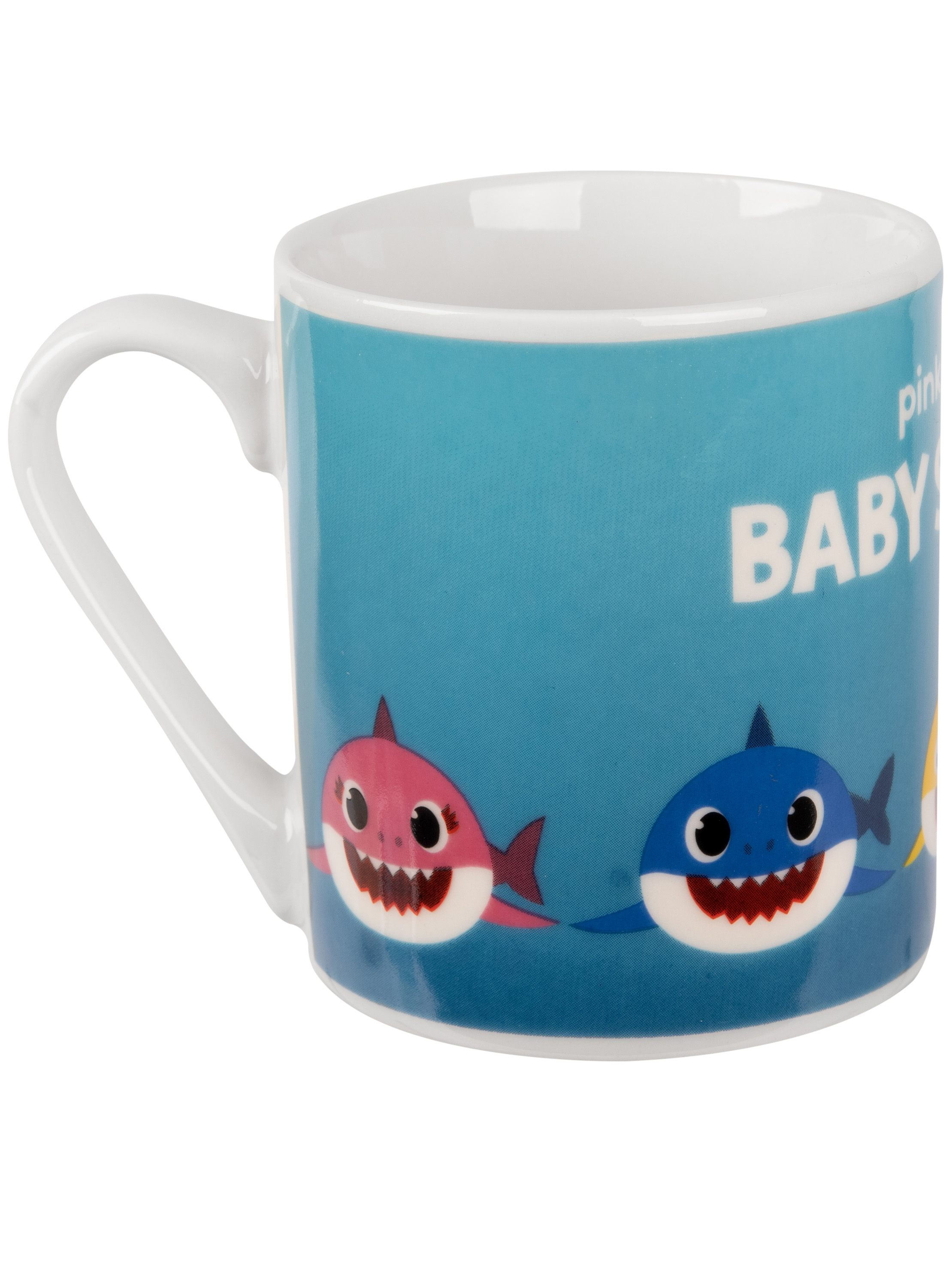 Baby Shark Tasse mit rosa, blauen und gelben Hai-Illustrationen. Weißer Griff.