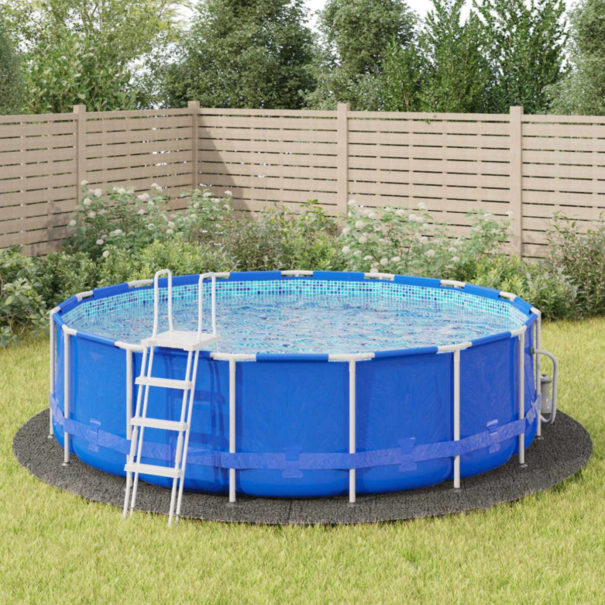 Ein oberirdischer blauer Pool mit einer Leiter und umliegendem Gras.
