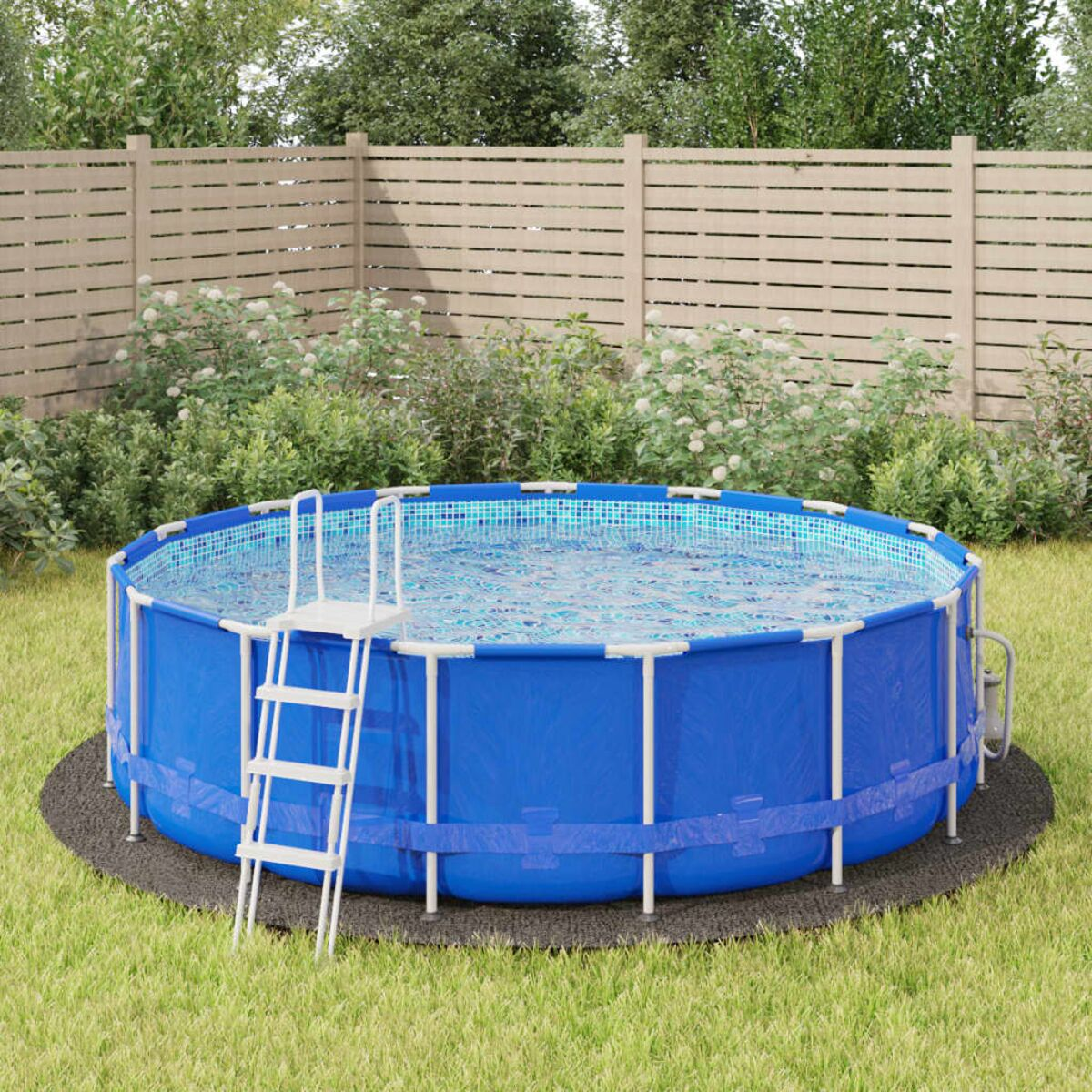 Blauer oberirdischer Pool mit weißer Leiter, auf Gras. Holzzaun und Büsche im Hintergrund.
