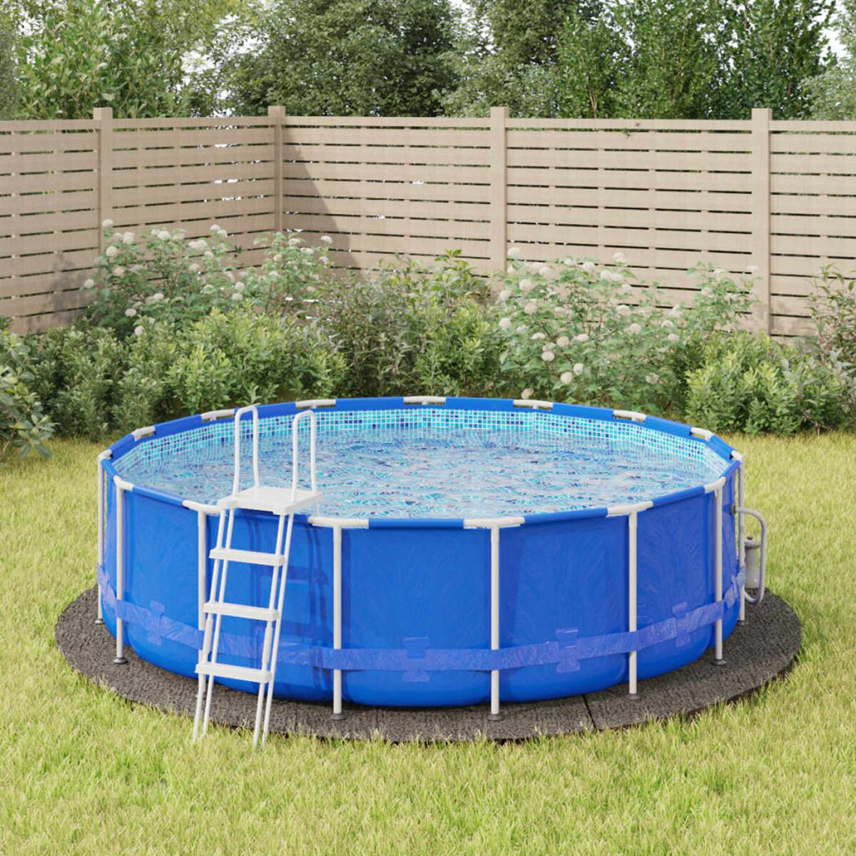 Blauer oberirdischer Pool mit Leiter, umgeben von Gras und Holzzaun.